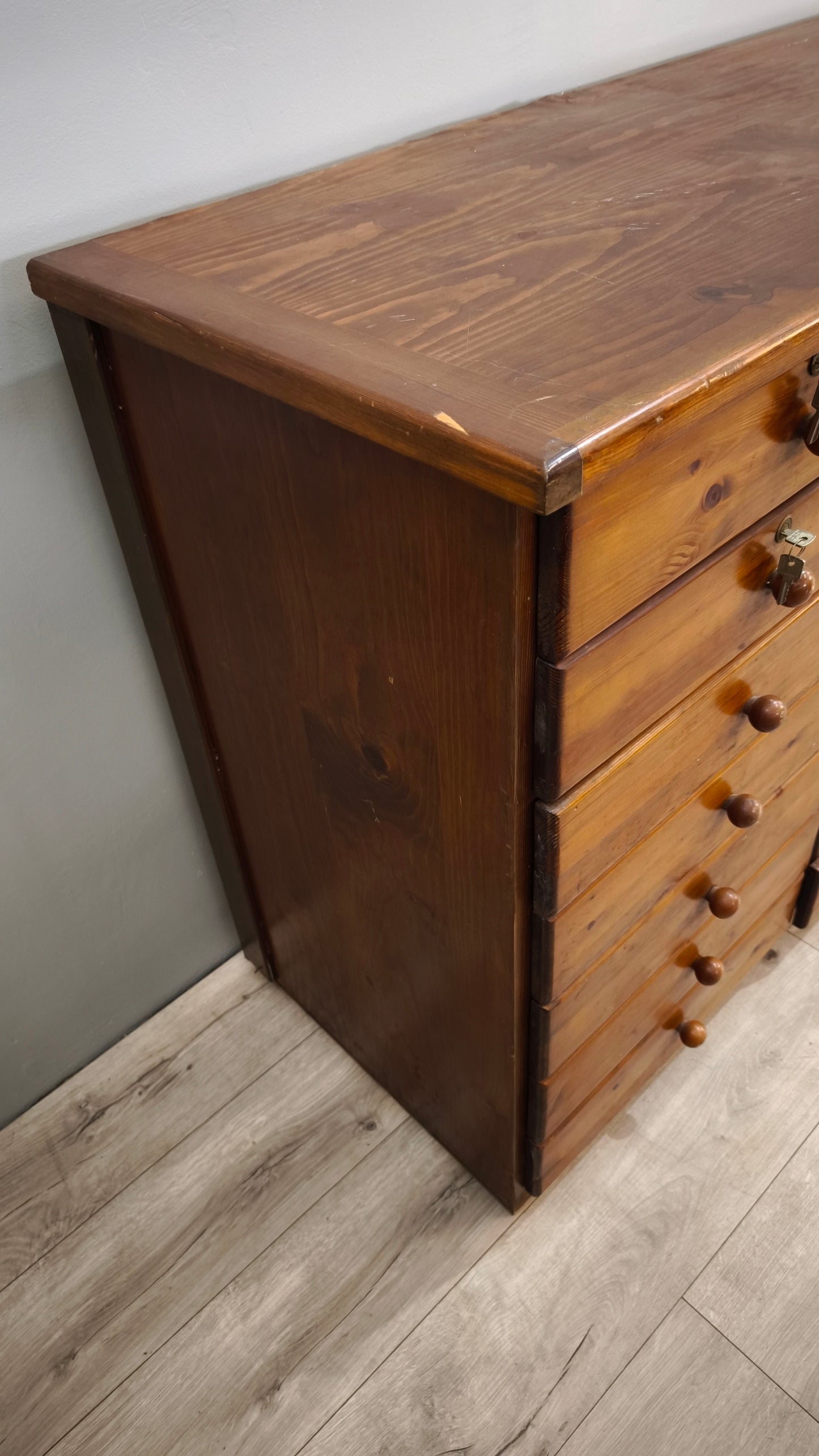 82112 Grande cassettiera in legno 28 cassetti