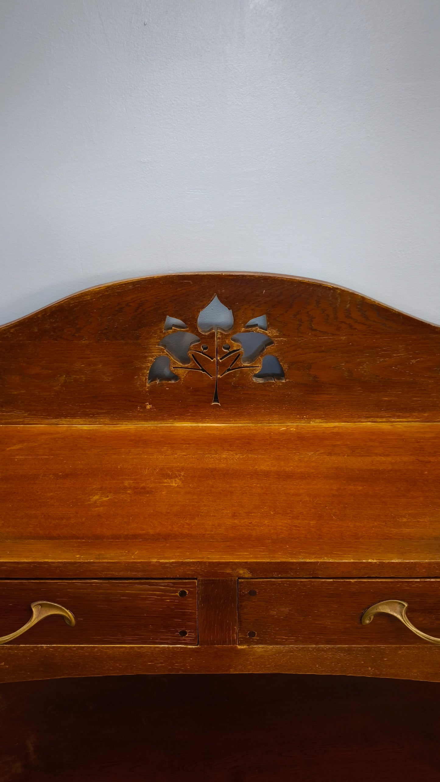 82101 Console in legno di rovere stile Liberty