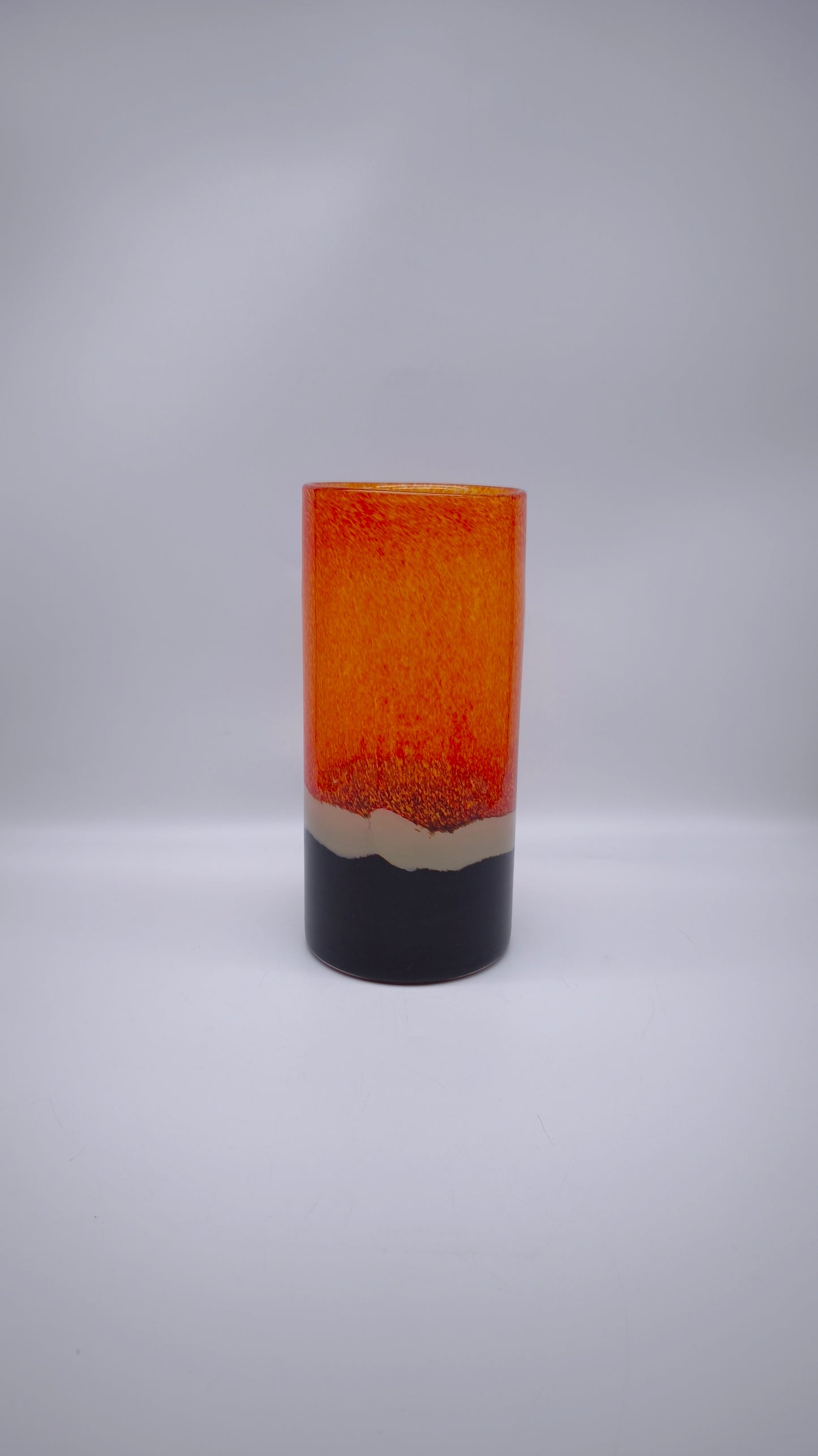 82102 Vaso in vetro arancio con base nera