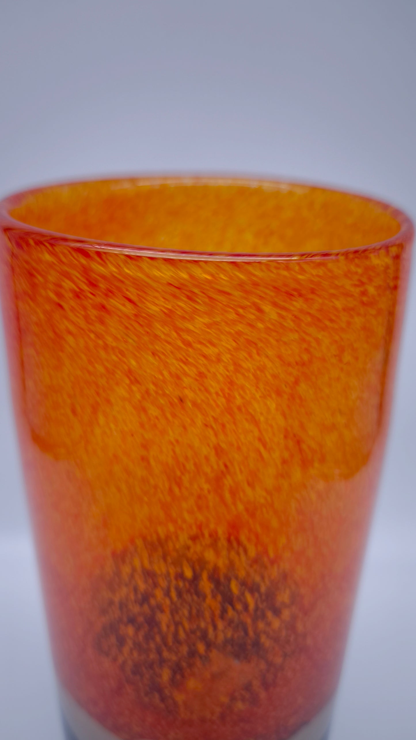 82102 Vaso in vetro arancio con base nera