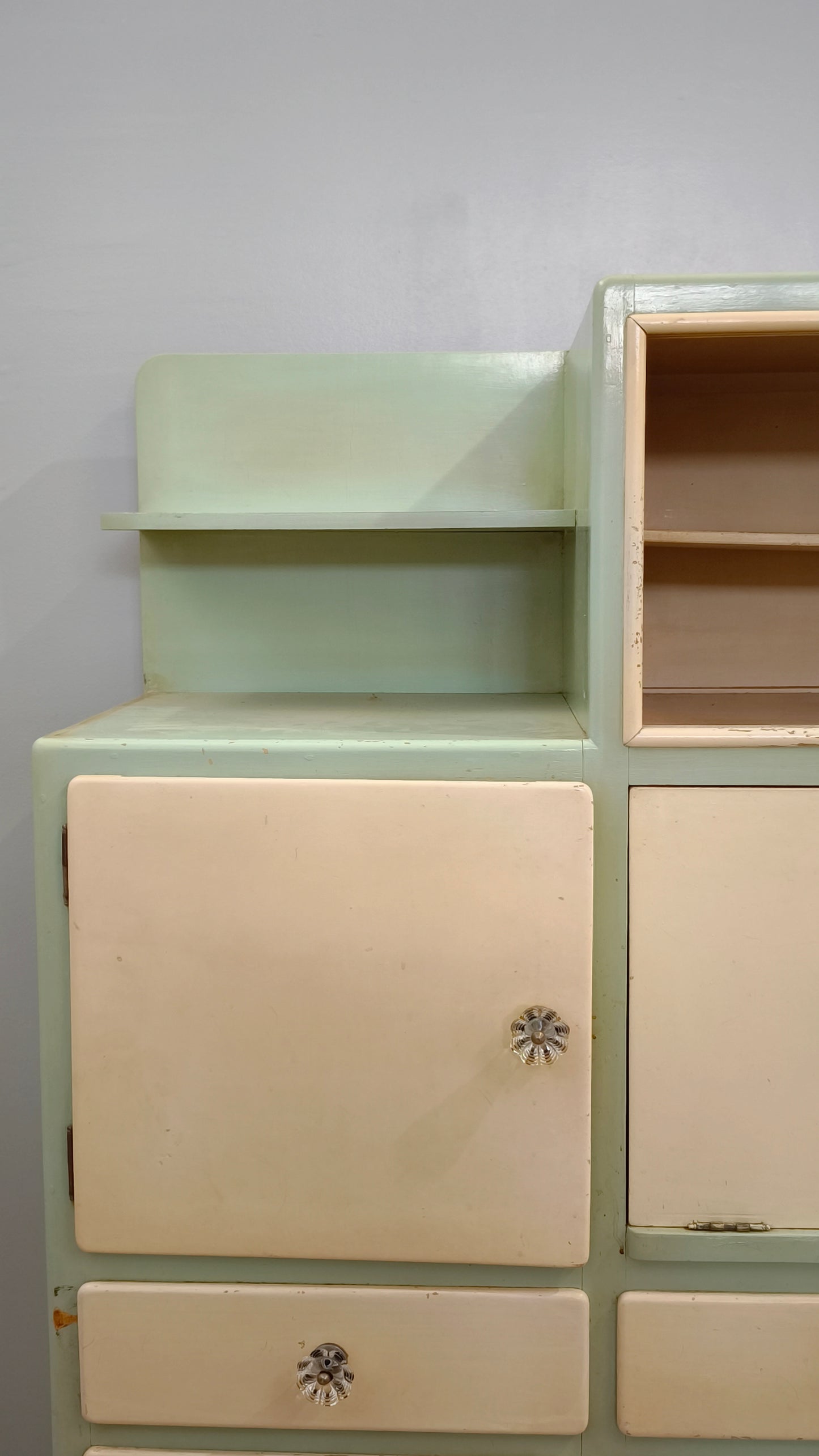 82397 Credenza anni '50 color panna e pistacchio