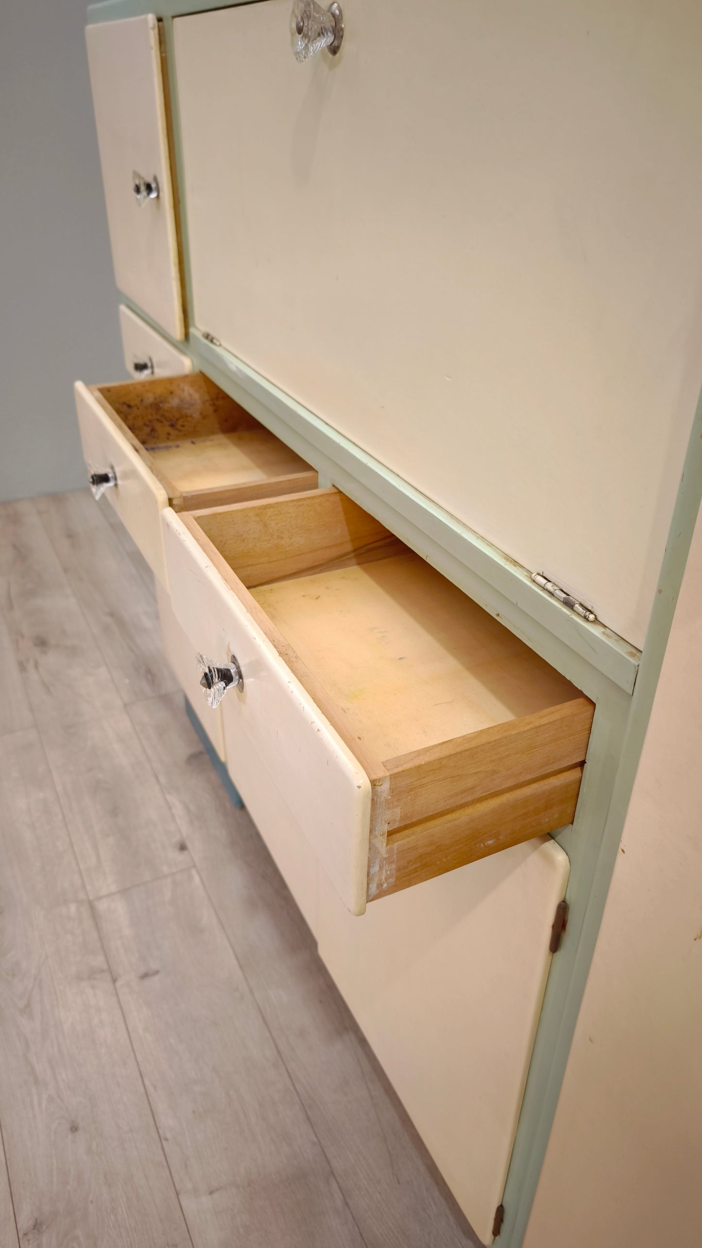 82397 Credenza anni '50 color panna e pistacchio