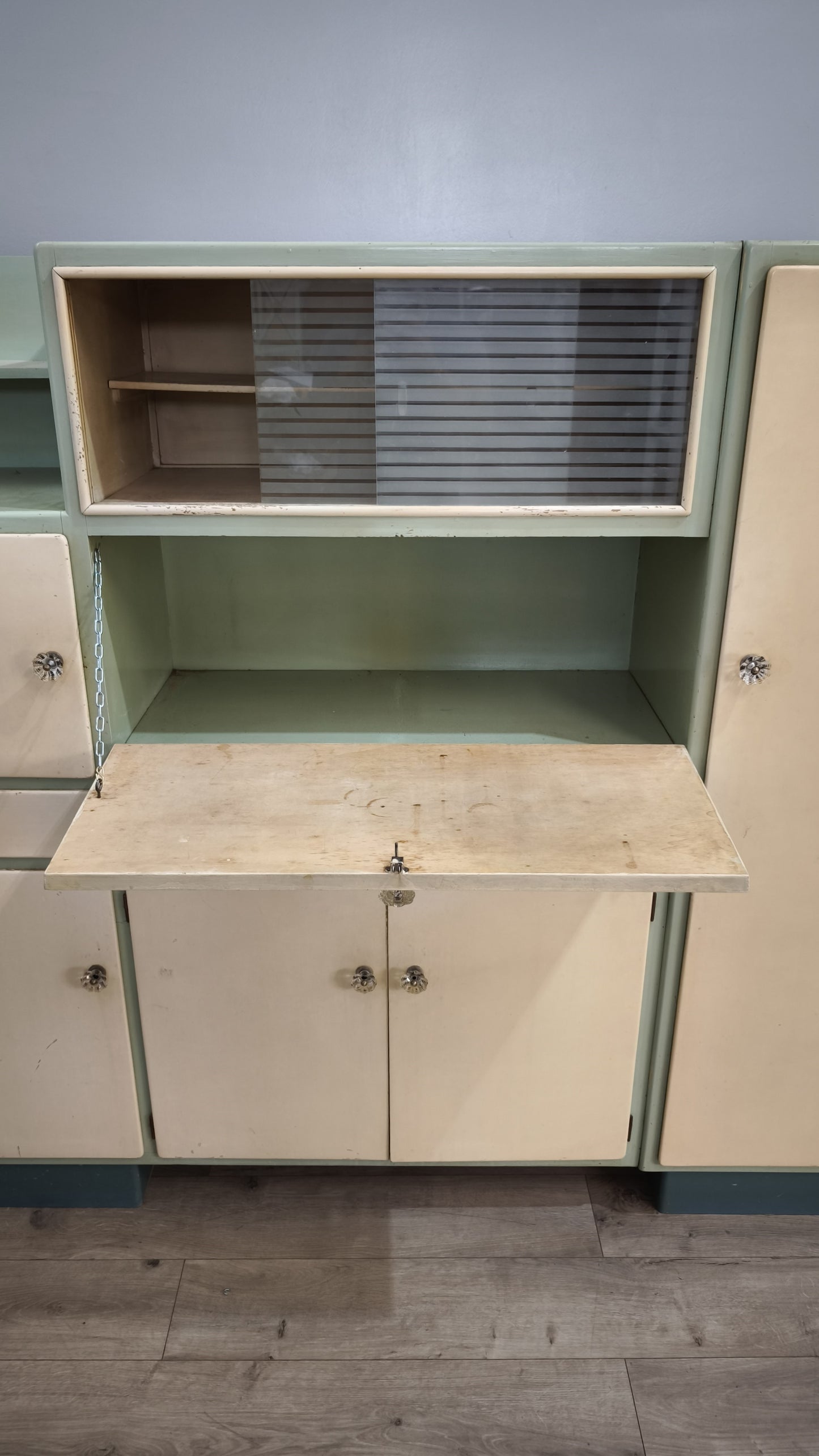 82397 Credenza anni '50 color panna e pistacchio