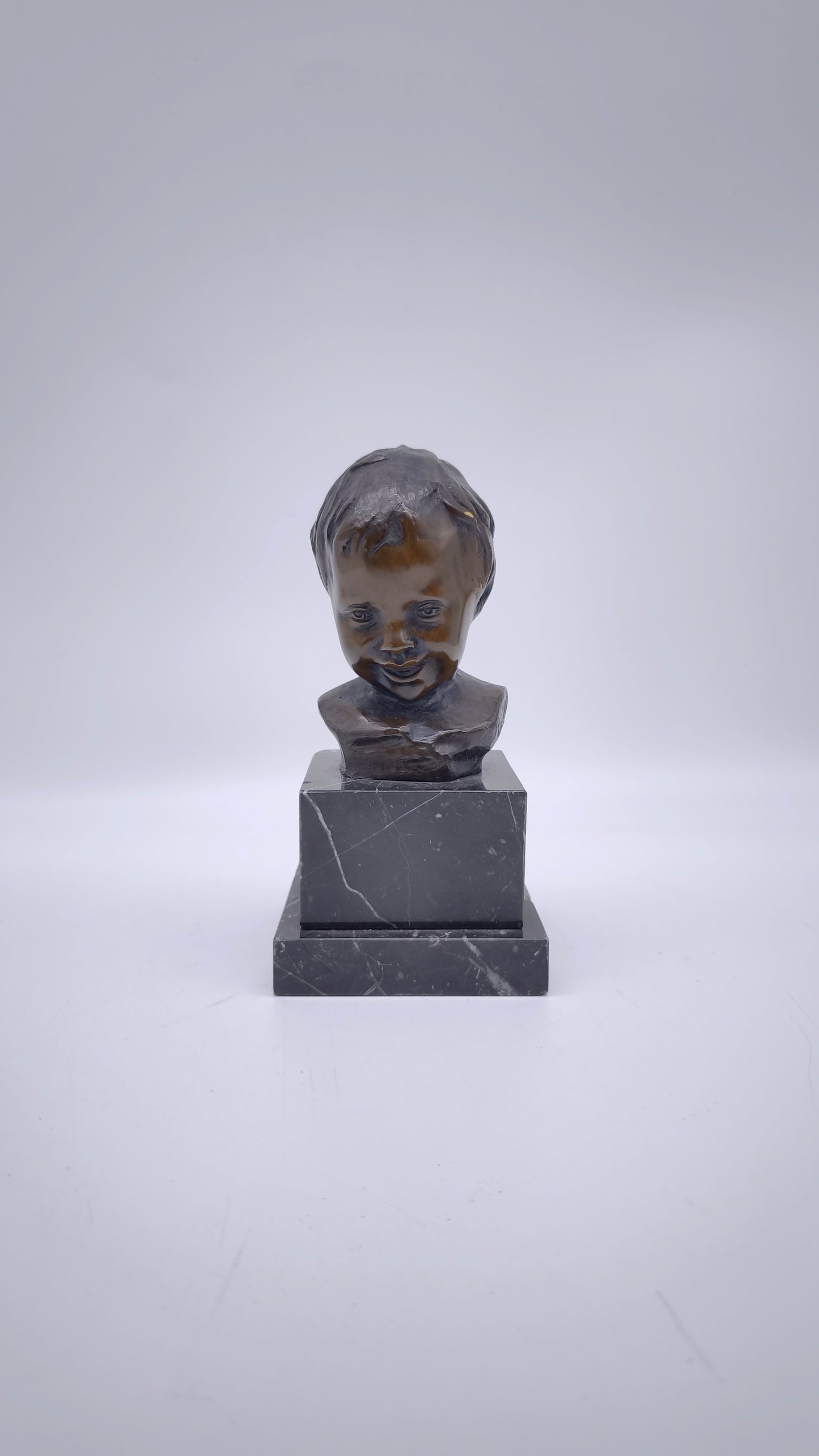 82330 Testa di fanciullo in bronzo con base in marmo