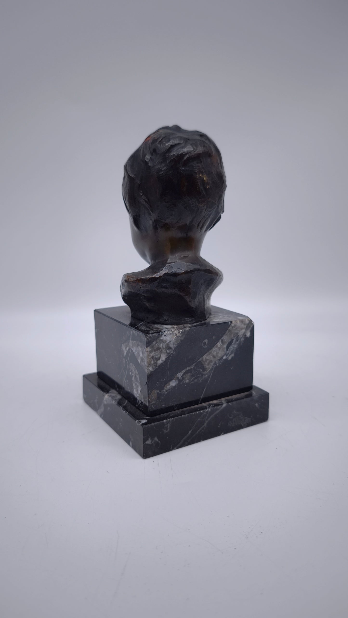 82330 Testa di fanciullo in bronzo con base in marmo