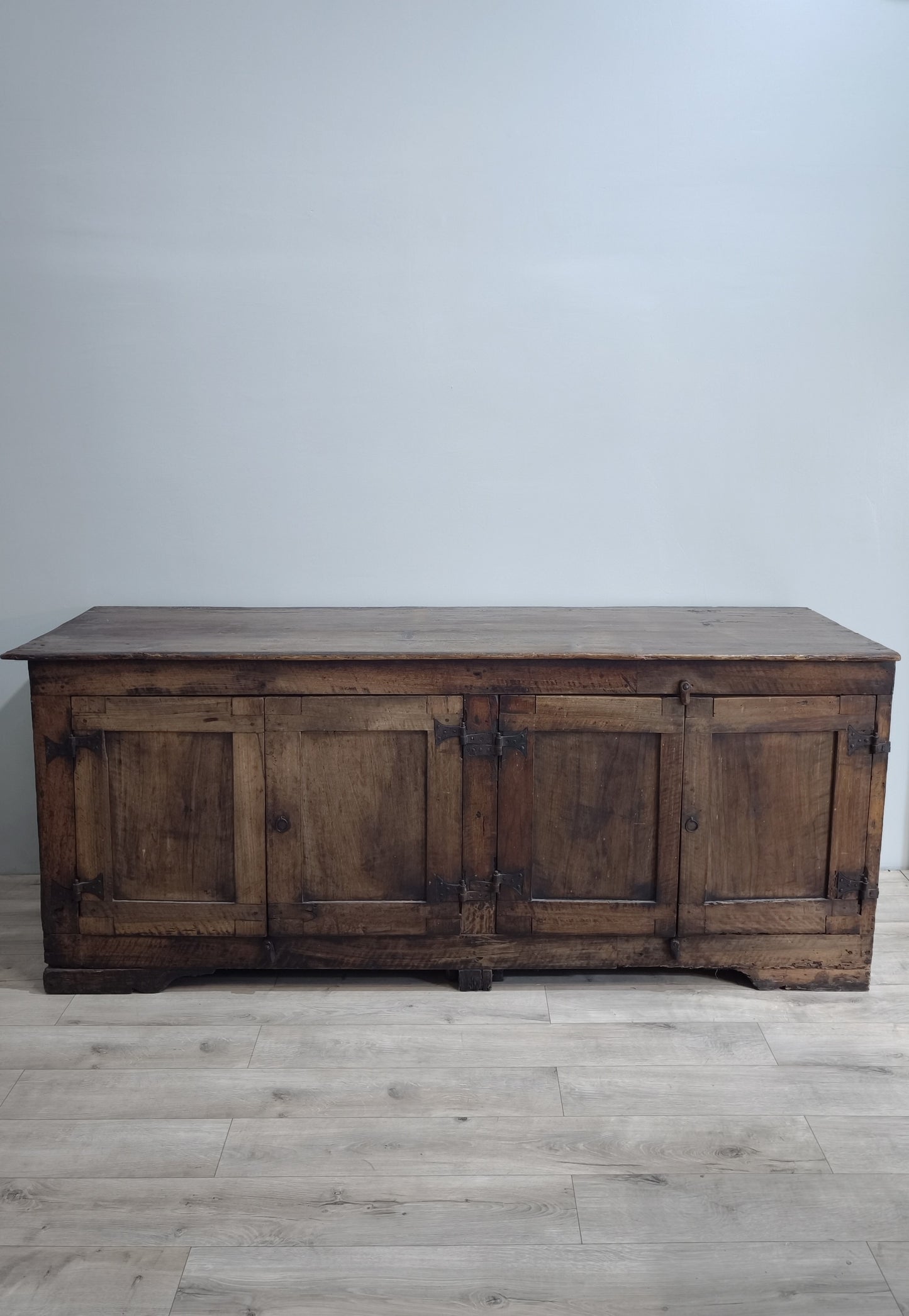 82464 Antica credenza in legno massello