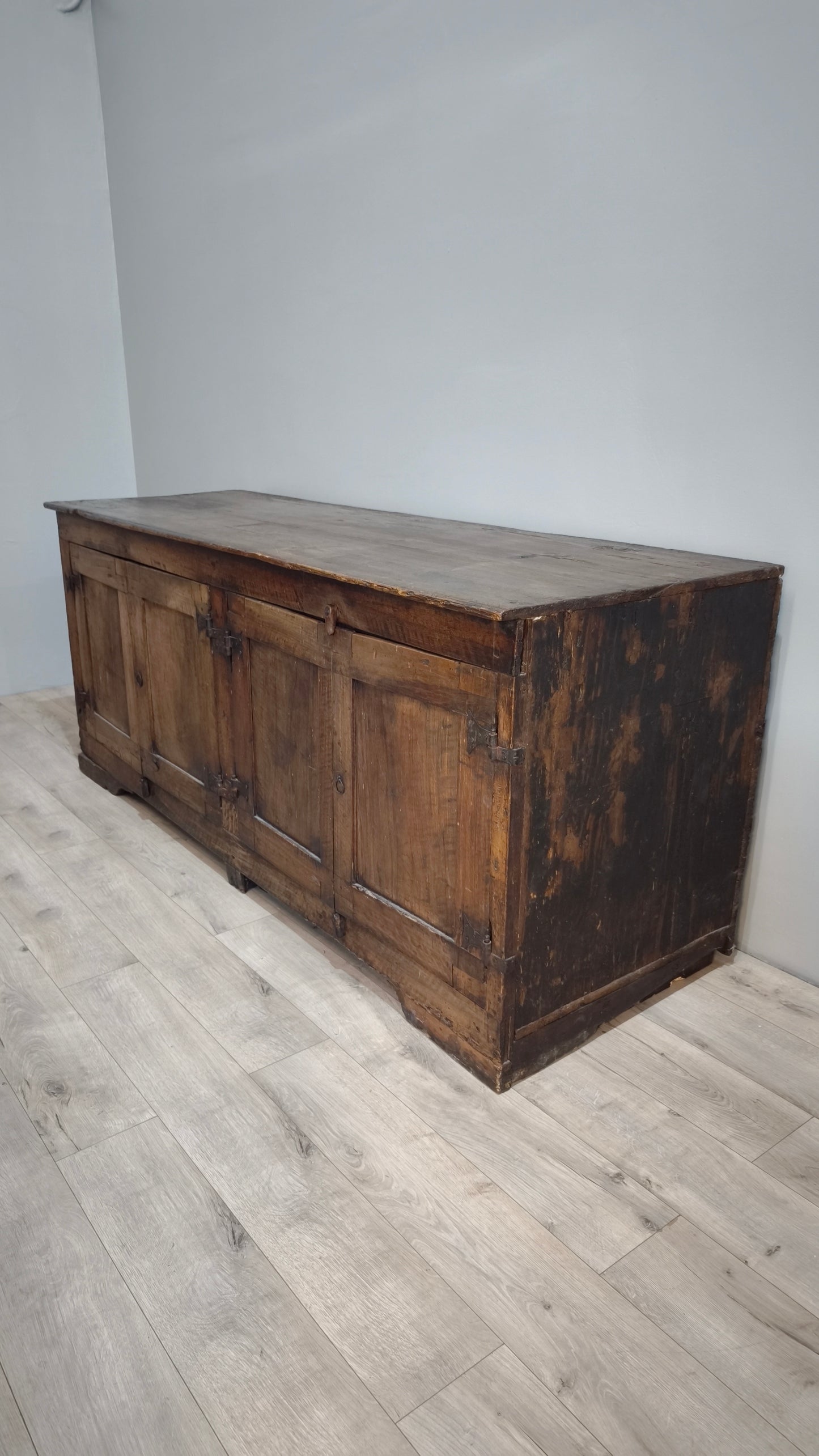 82464 Antica credenza in legno massello