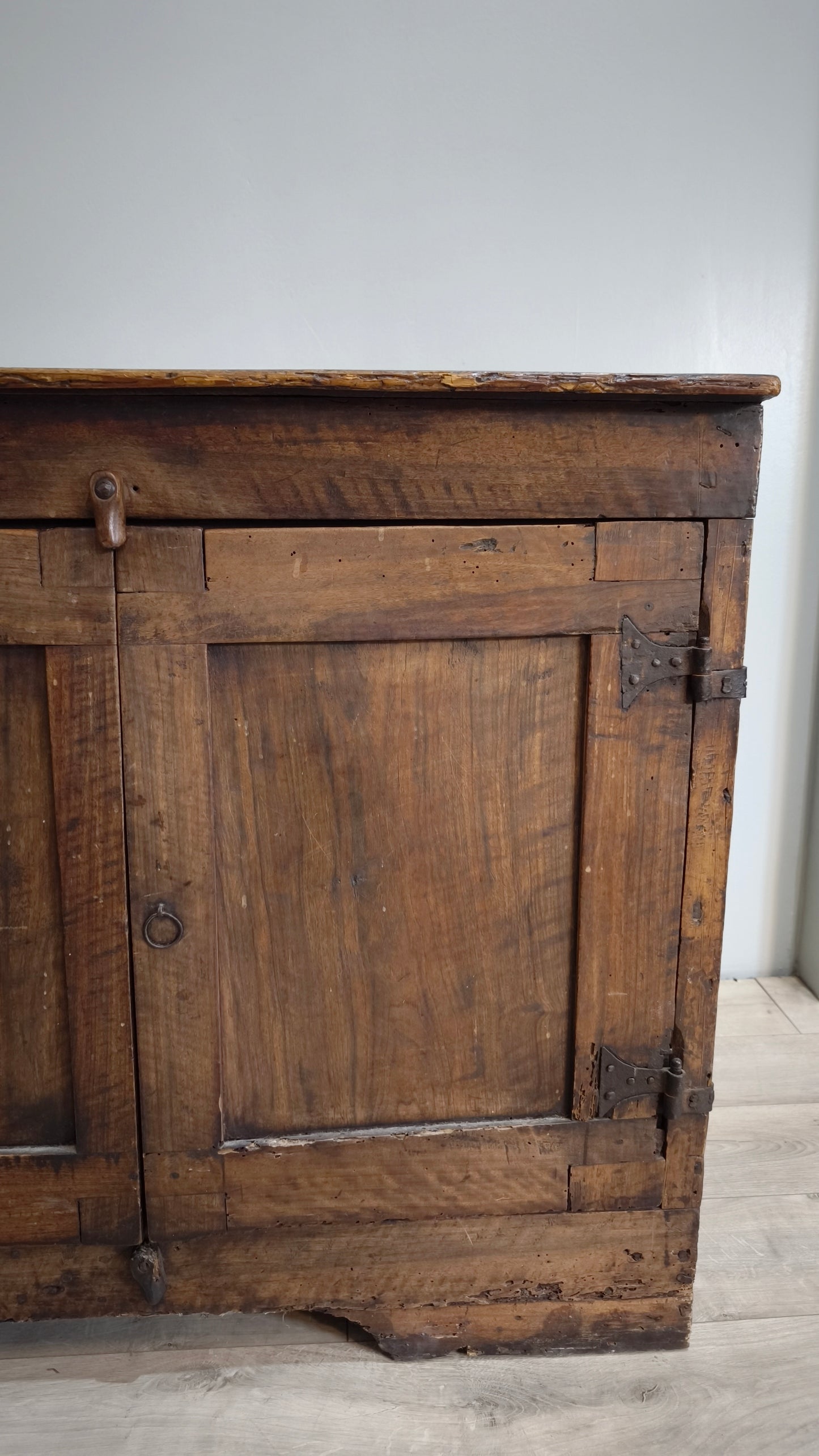 82464 Antica credenza in legno massello