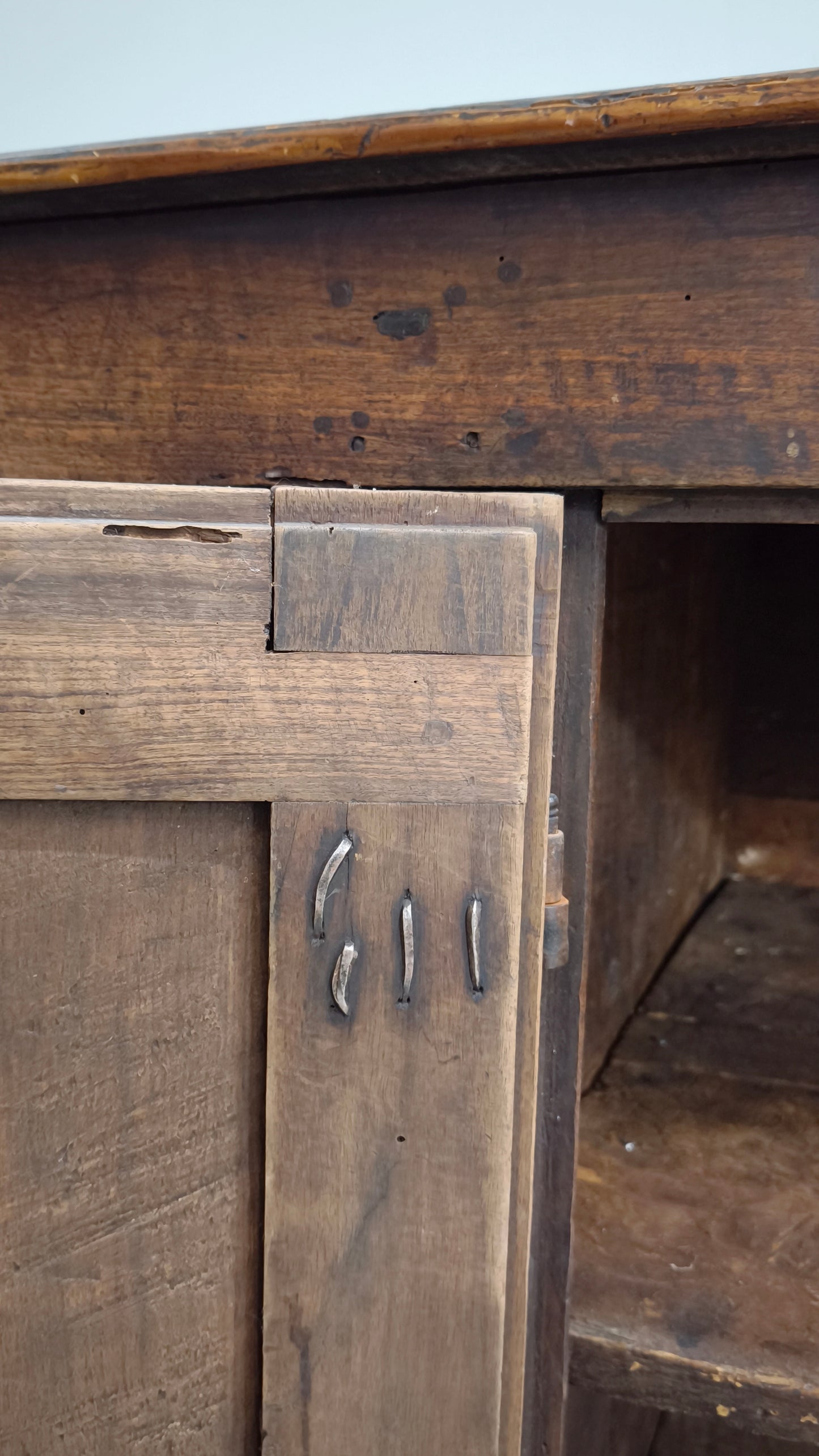 82464 Antica credenza in legno massello