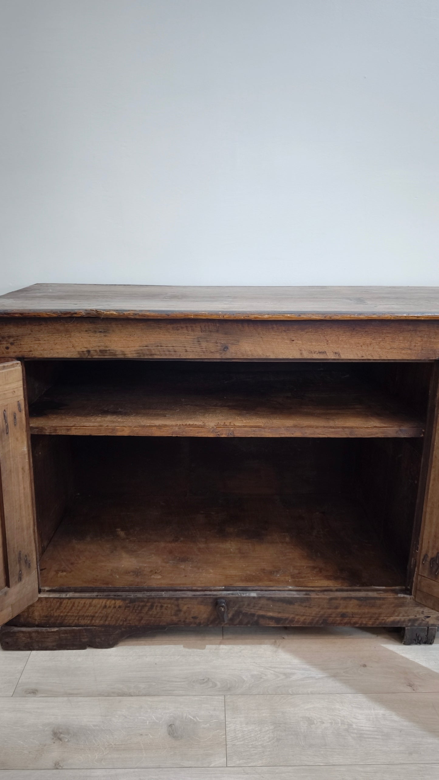 82464 Antica credenza in legno massello