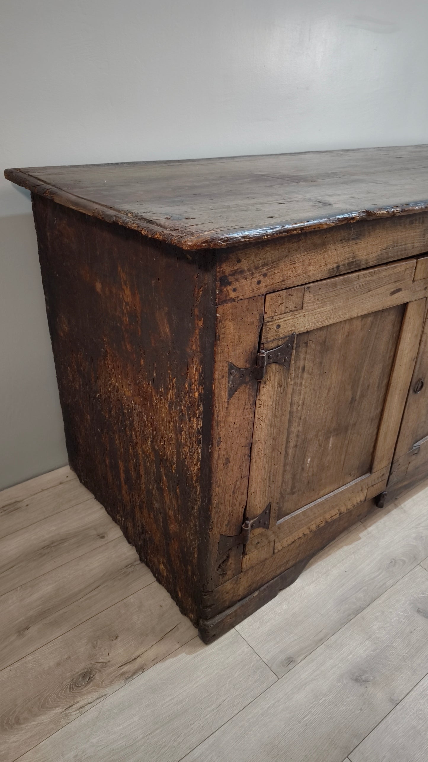 82464 Antica credenza in legno massello
