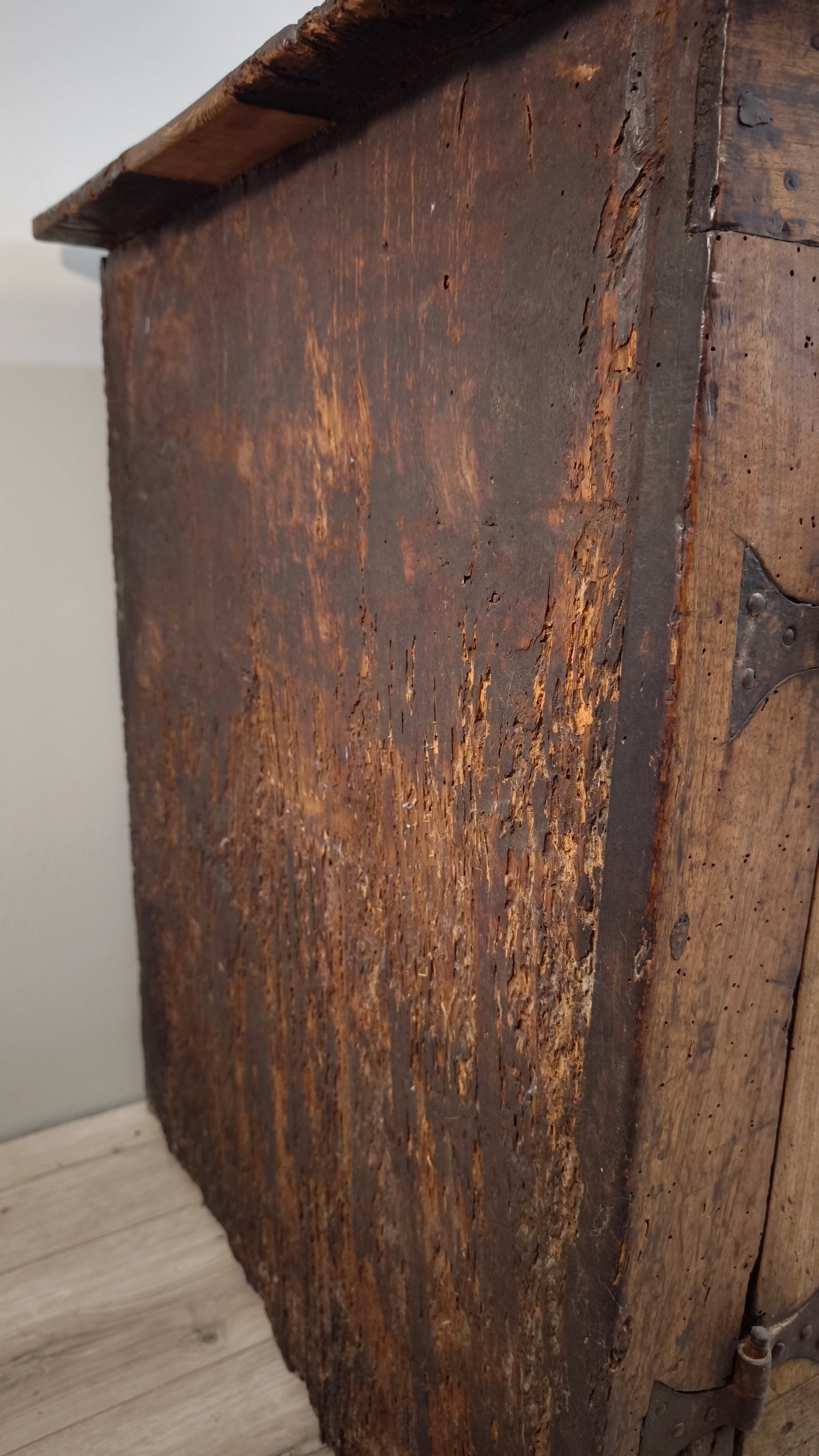 82464 Antica credenza in legno massello