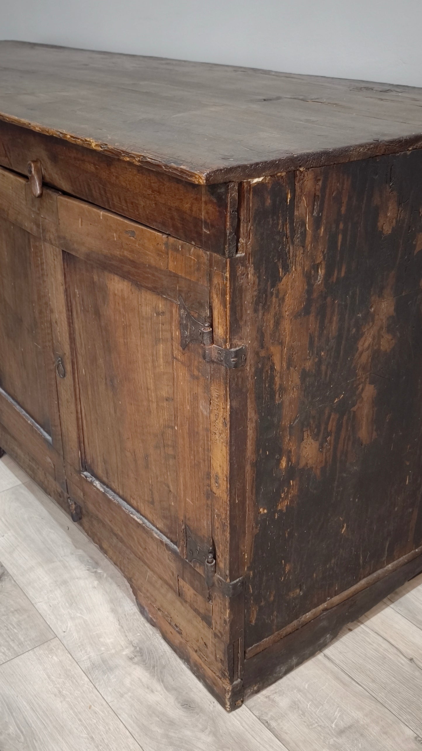 82464 Antica credenza in legno massello