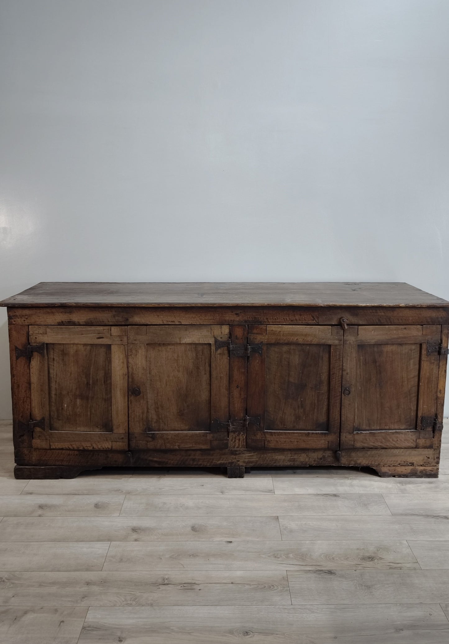82464 Antica credenza in legno massello