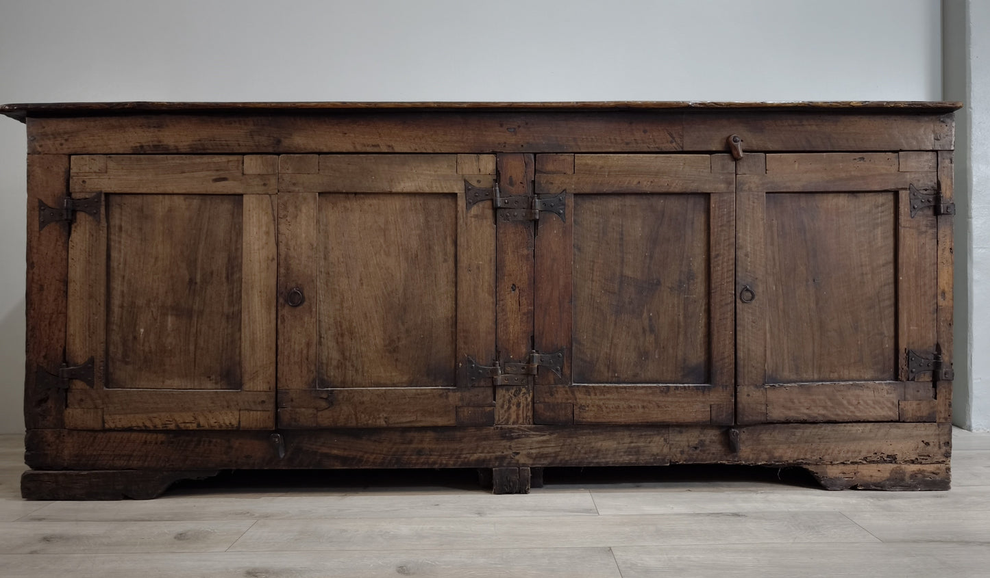 82464 Antica credenza in legno massello