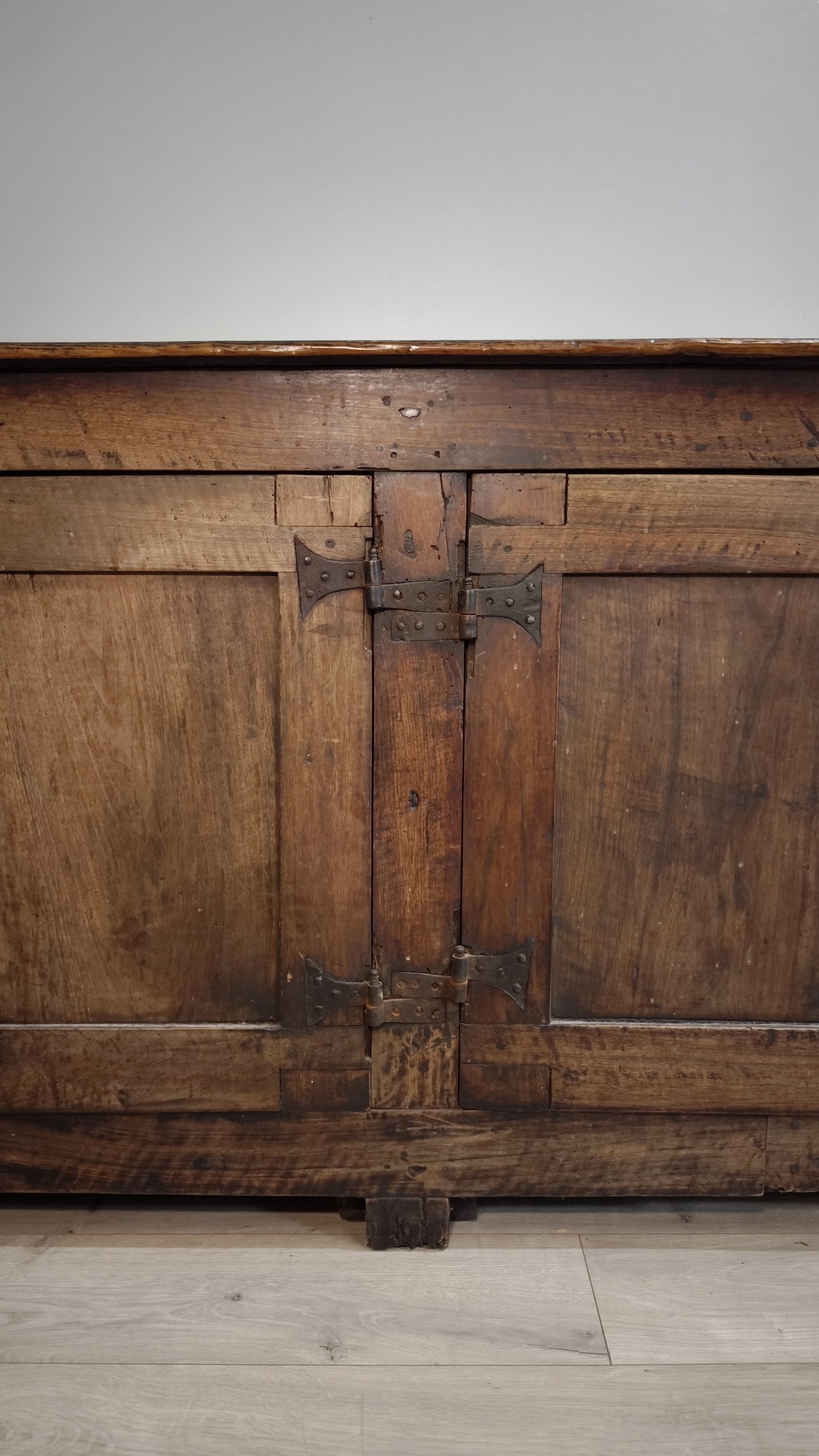 82464 Antica credenza in legno massello