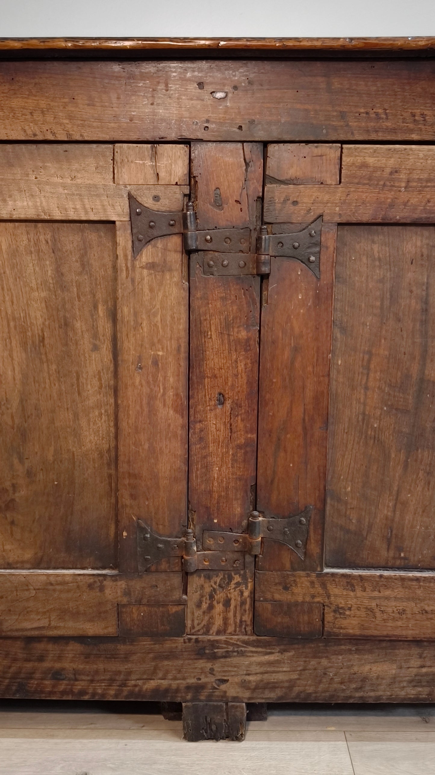 82464 Antica credenza in legno massello