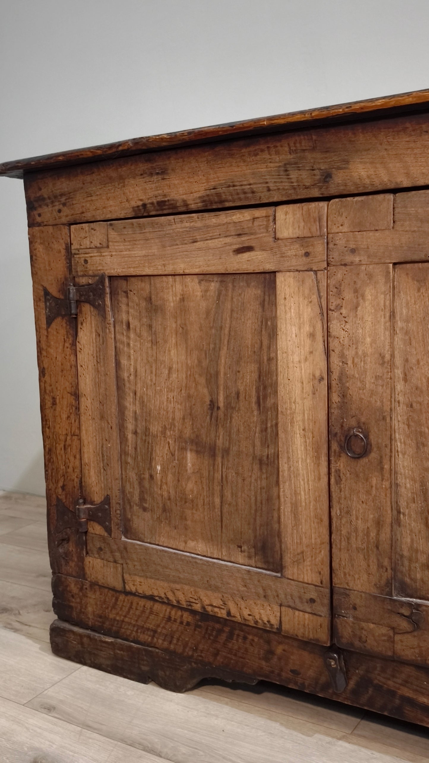 82464 Antica credenza in legno massello