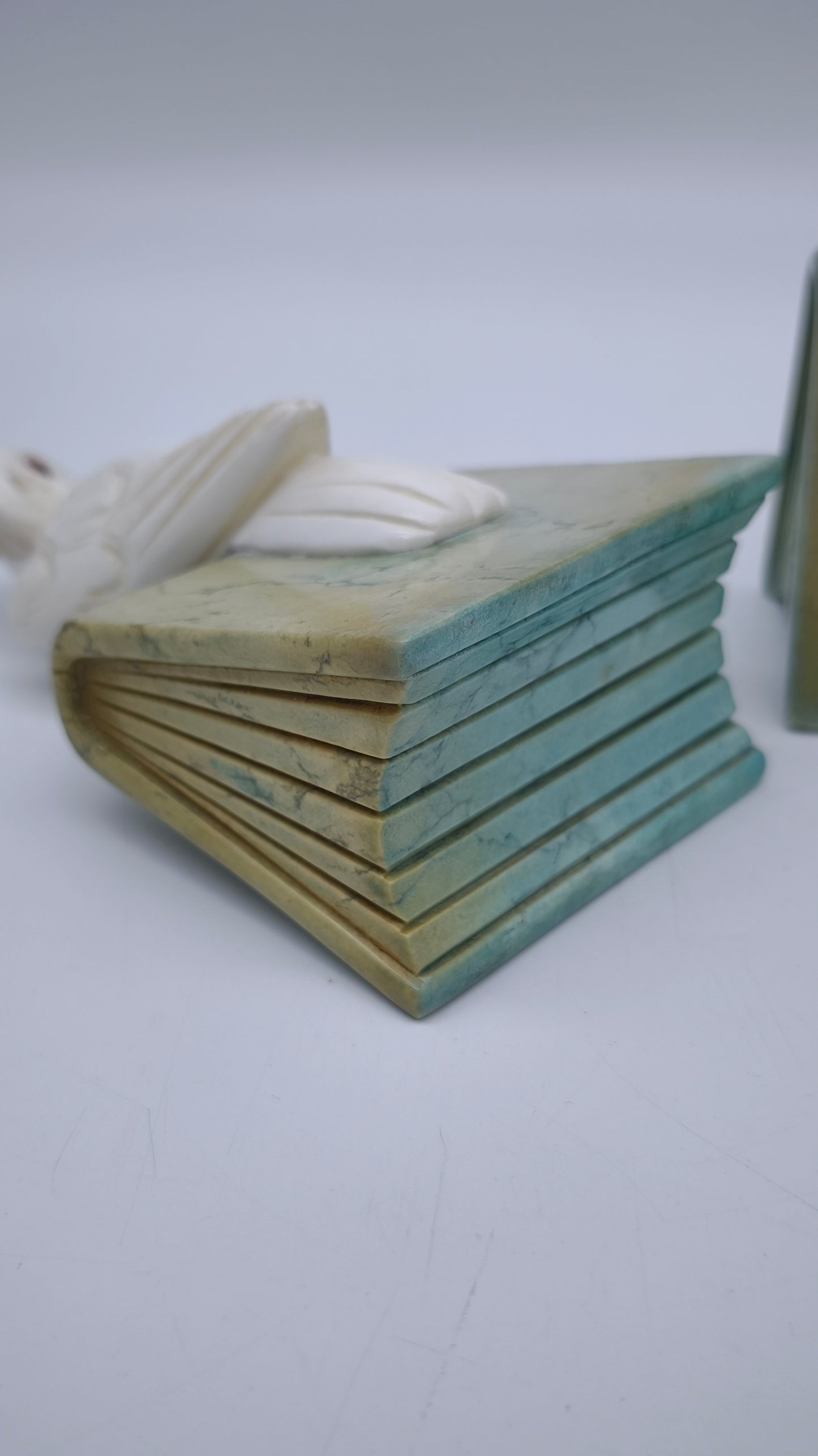 82297 Coppia di pappagalli fermalibri in pietra, anni '40