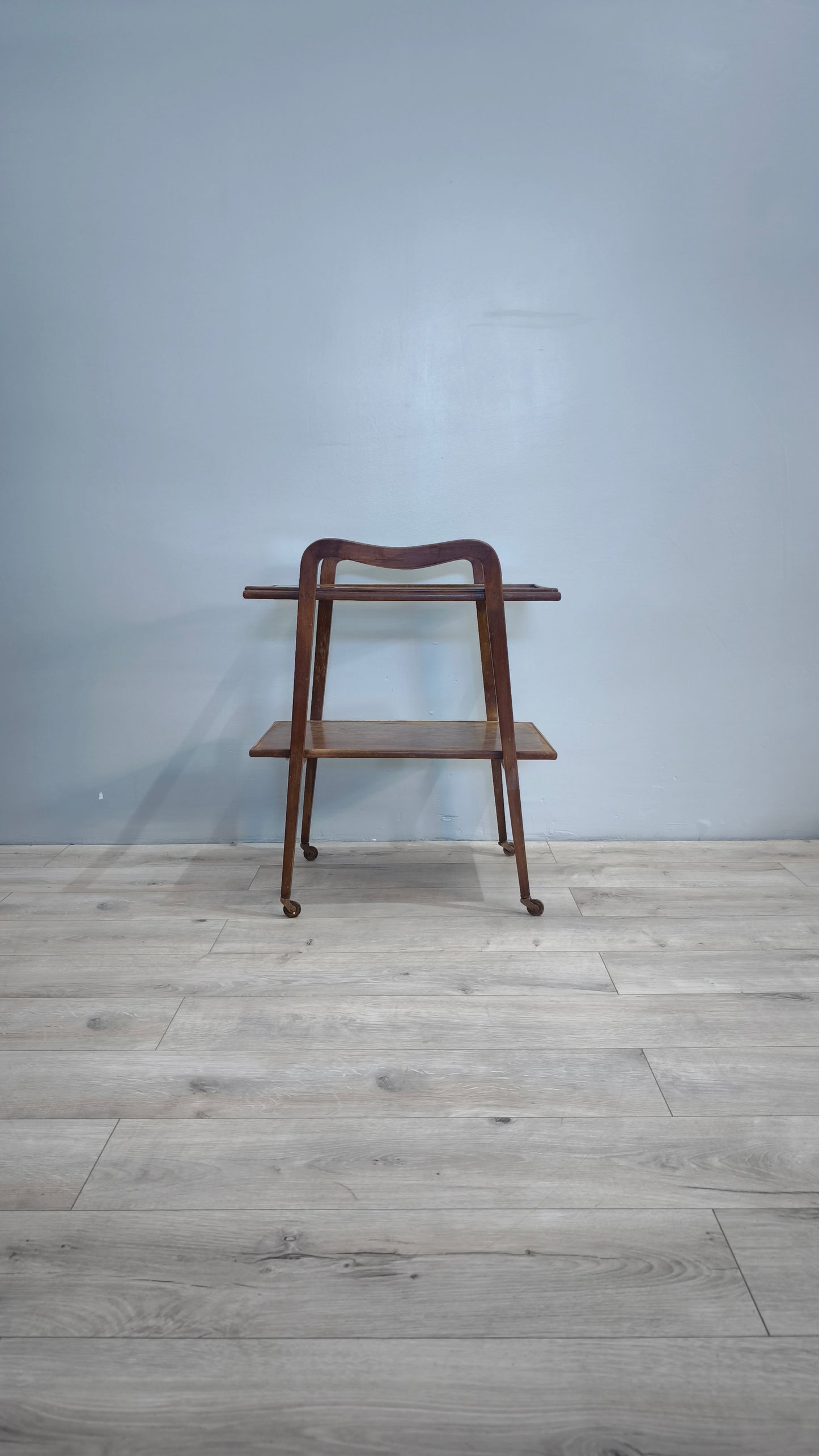 82473 Carrello vintage in legno con piano in vetro