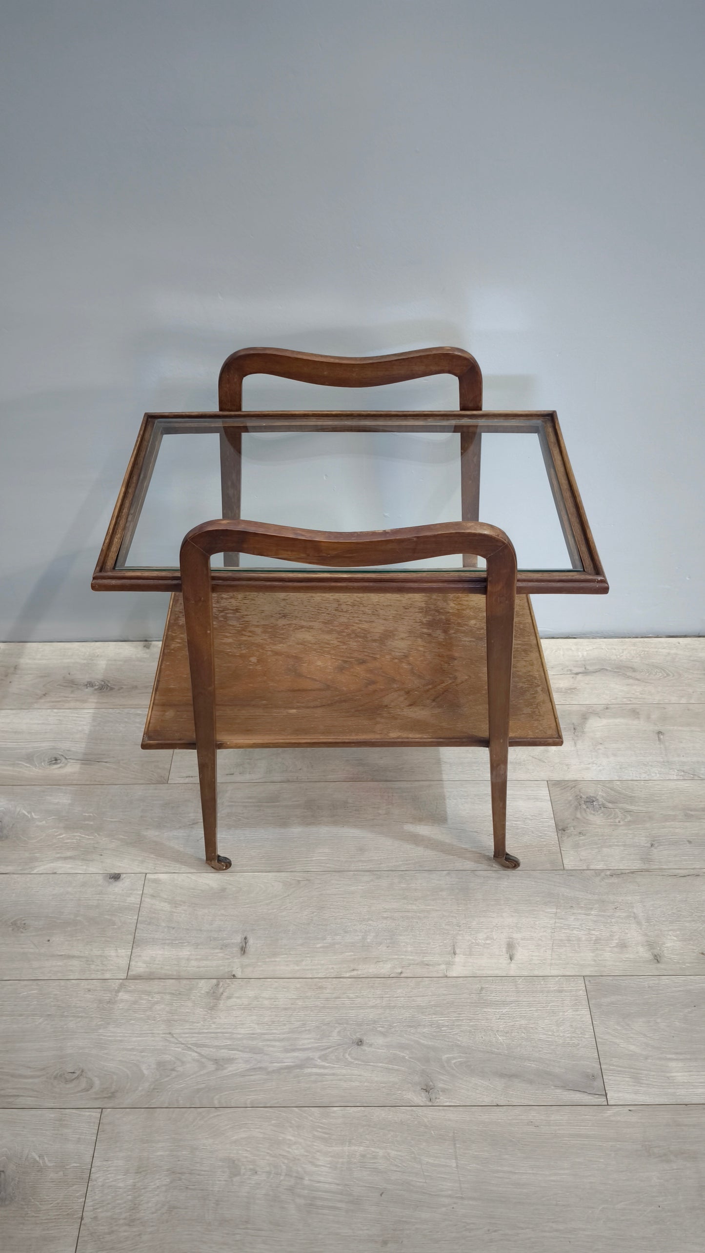 82473 Carrello vintage in legno con piano in vetro