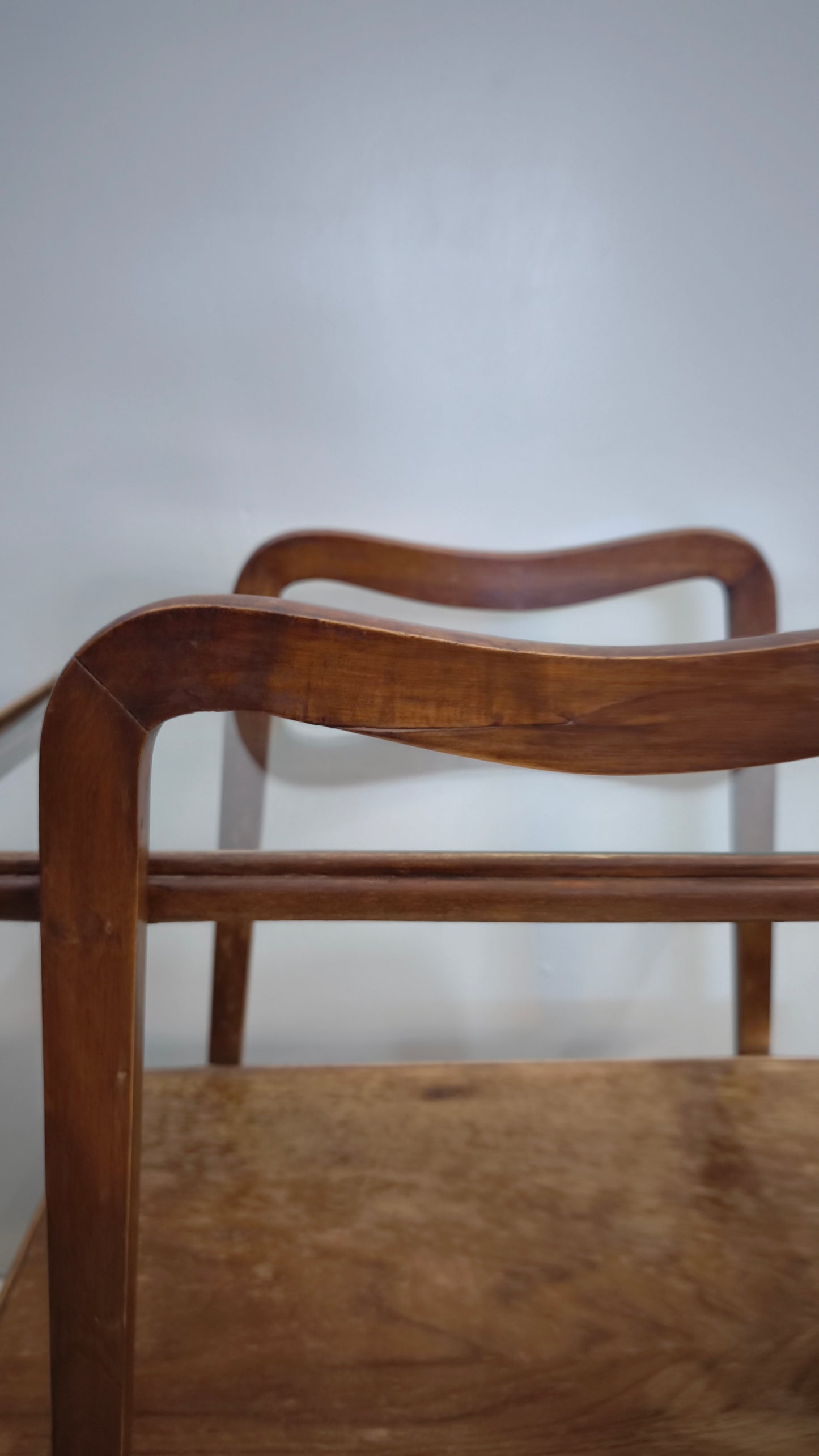 82473 Carrello vintage in legno con piano in vetro