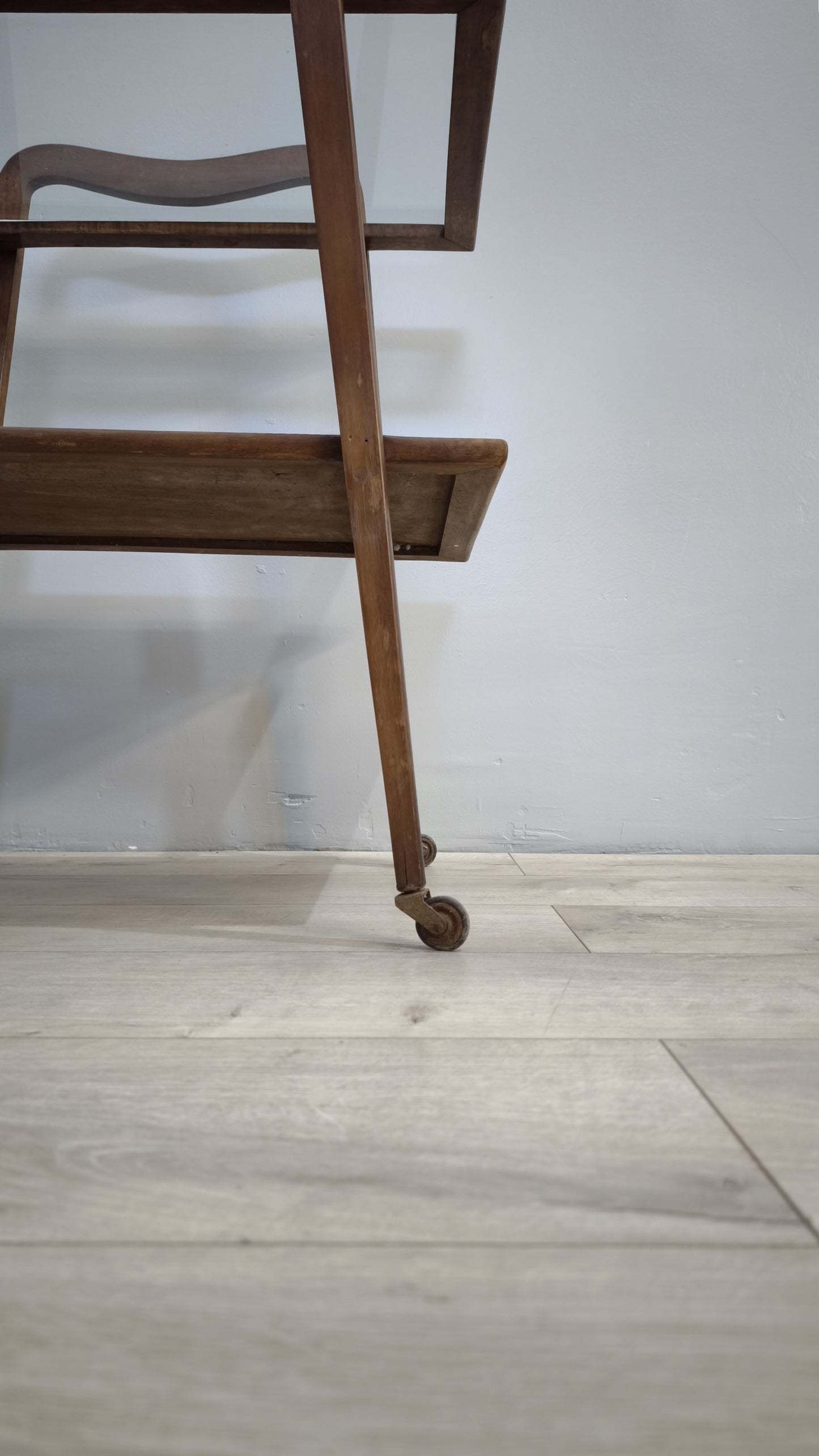 82473 Carrello vintage in legno con piano in vetro