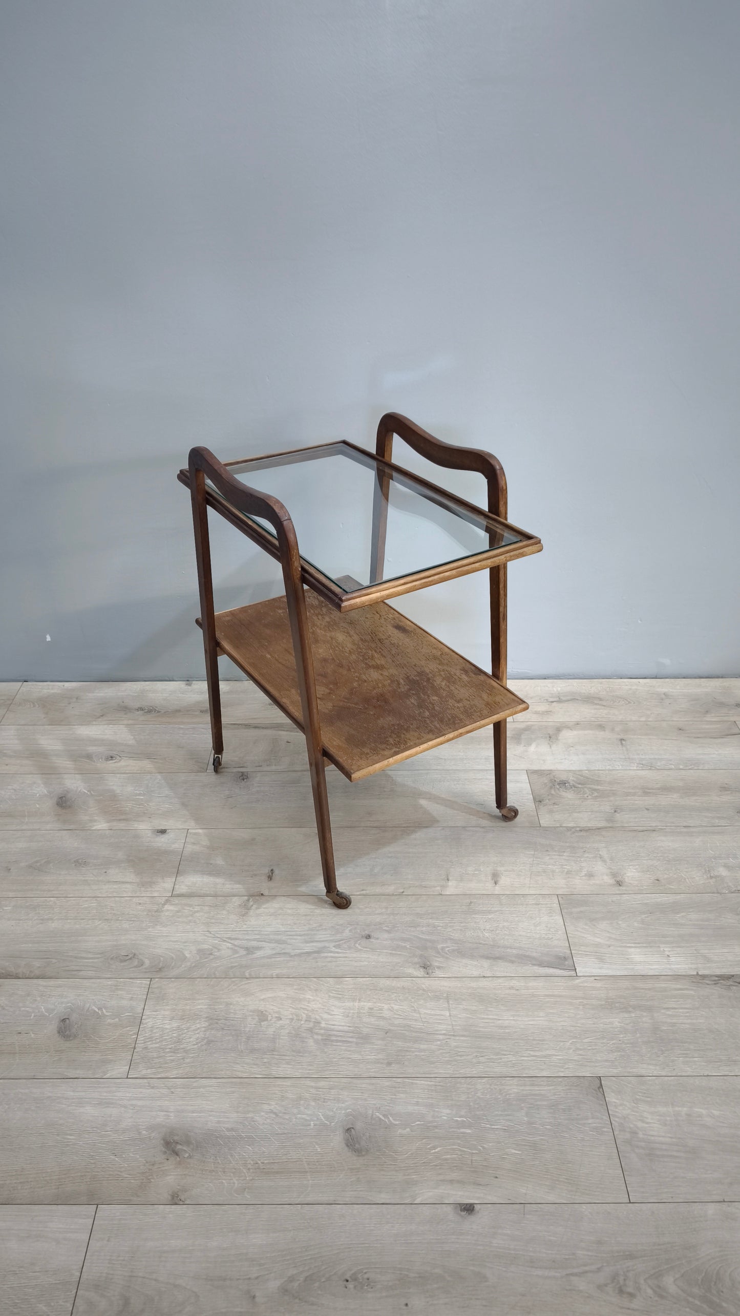 82473 Carrello vintage in legno con piano in vetro