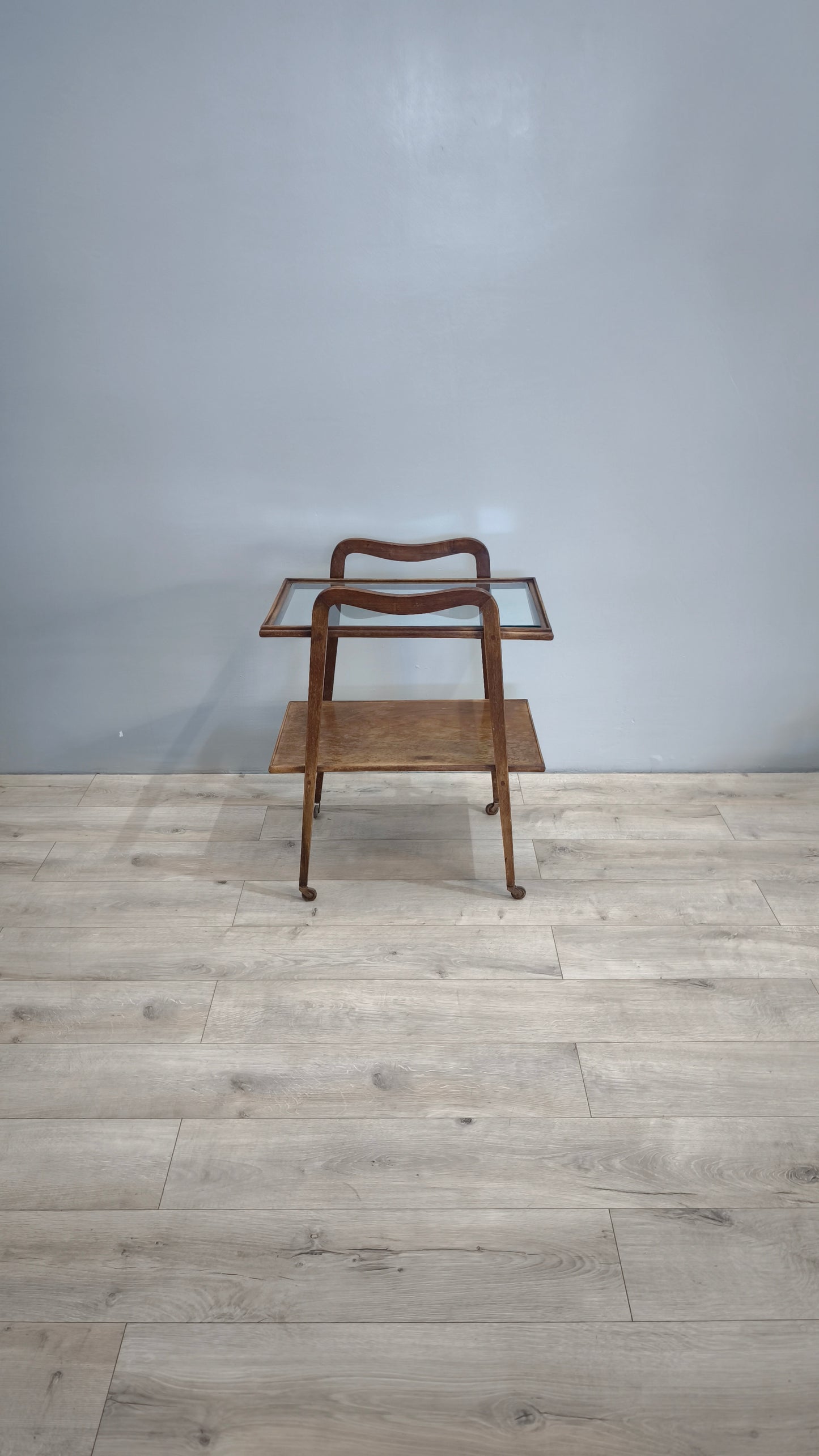 82473 Carrello vintage in legno con piano in vetro