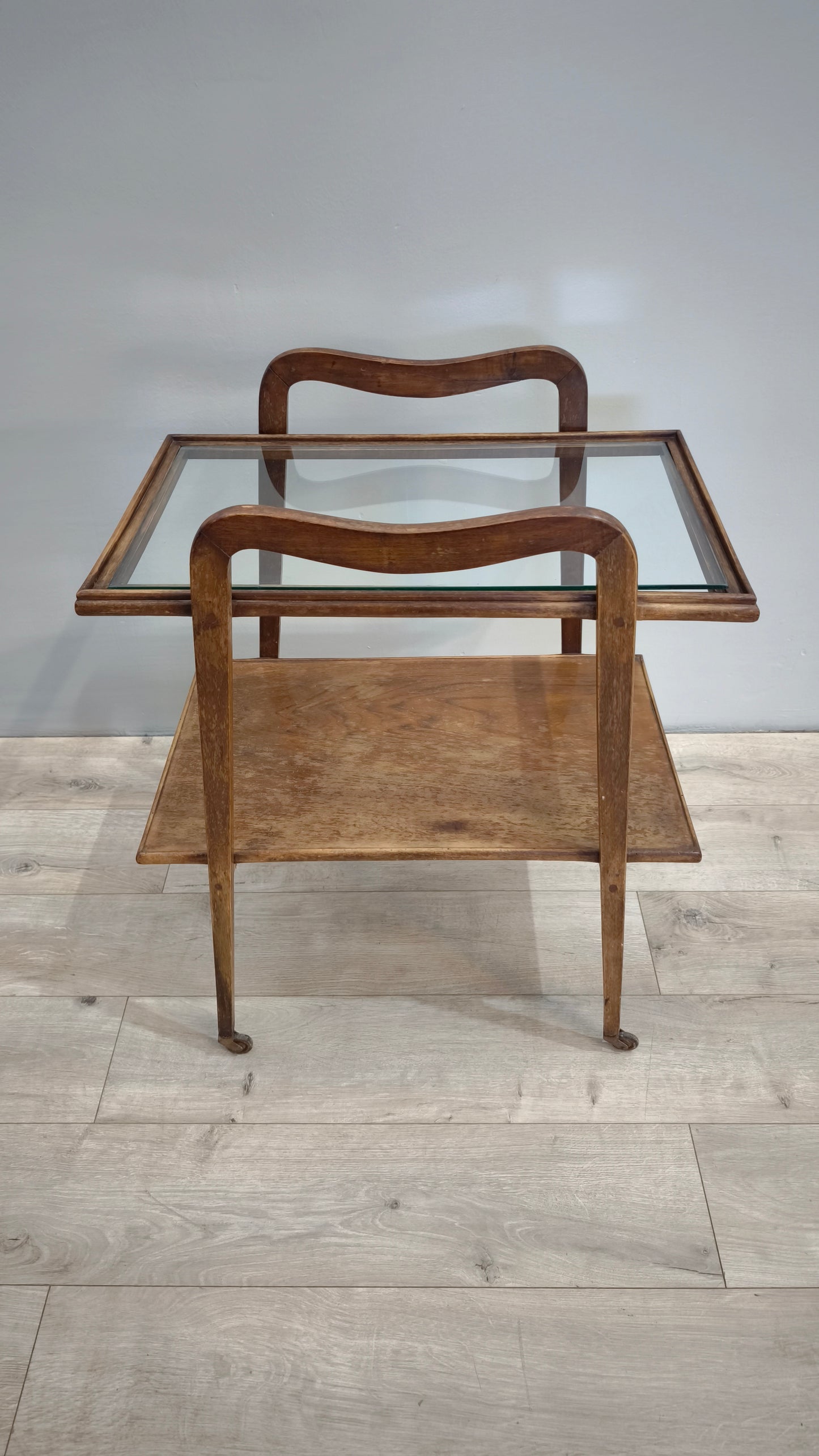 82473 Carrello vintage in legno con piano in vetro