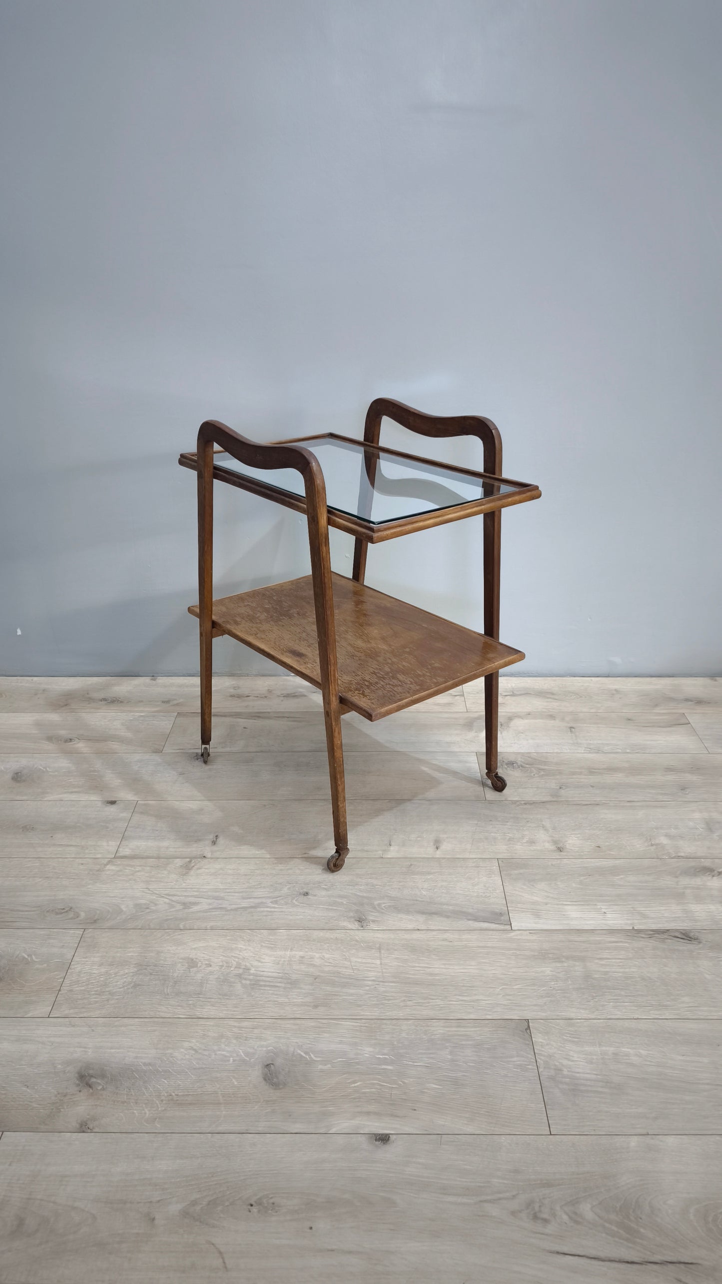 82473 Carrello vintage in legno con piano in vetro