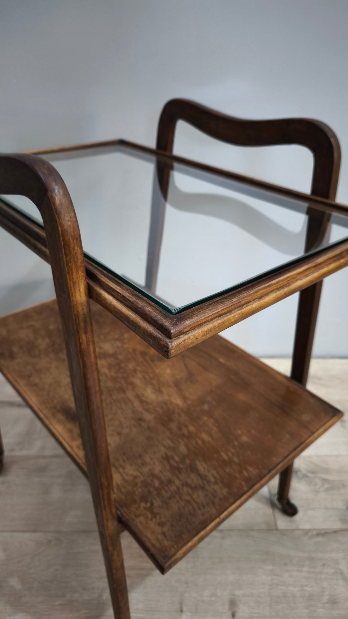 82473 Carrello vintage in legno con piano in vetro