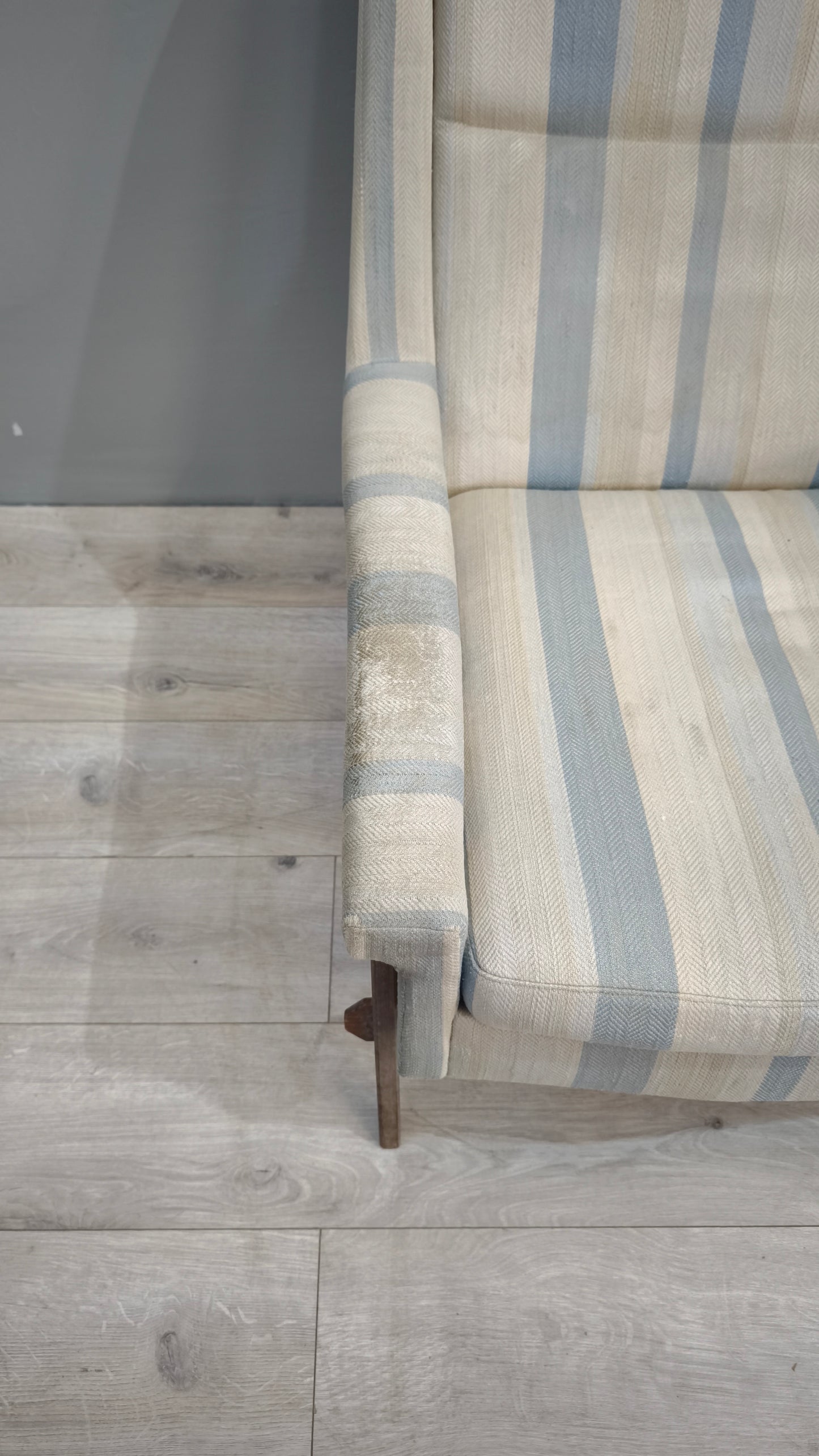 82478 Poltrona originale anni '60 con struttura in teak e tessuto a righe