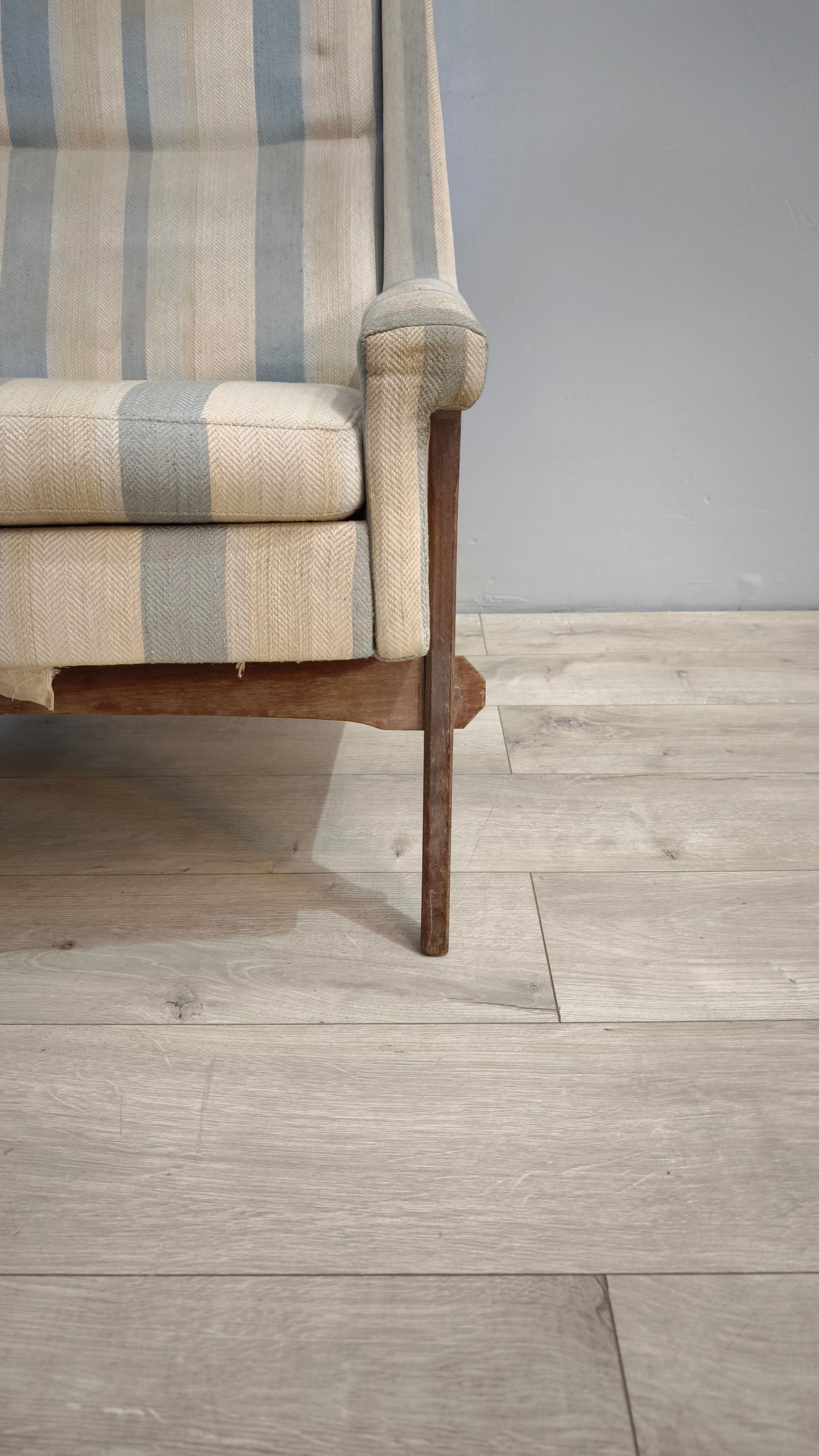 82478 Poltrona originale anni '60 con struttura in teak e tessuto a righe