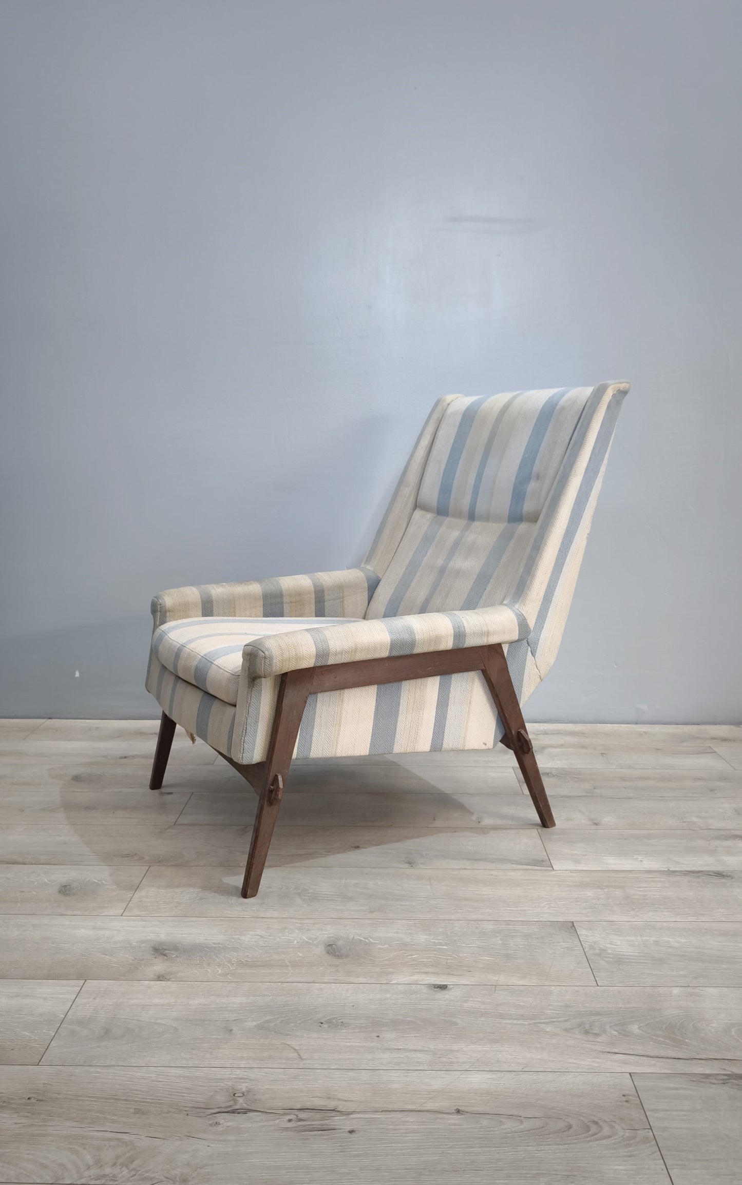 82478 Poltrona originale anni '60 con struttura in teak e tessuto a righe