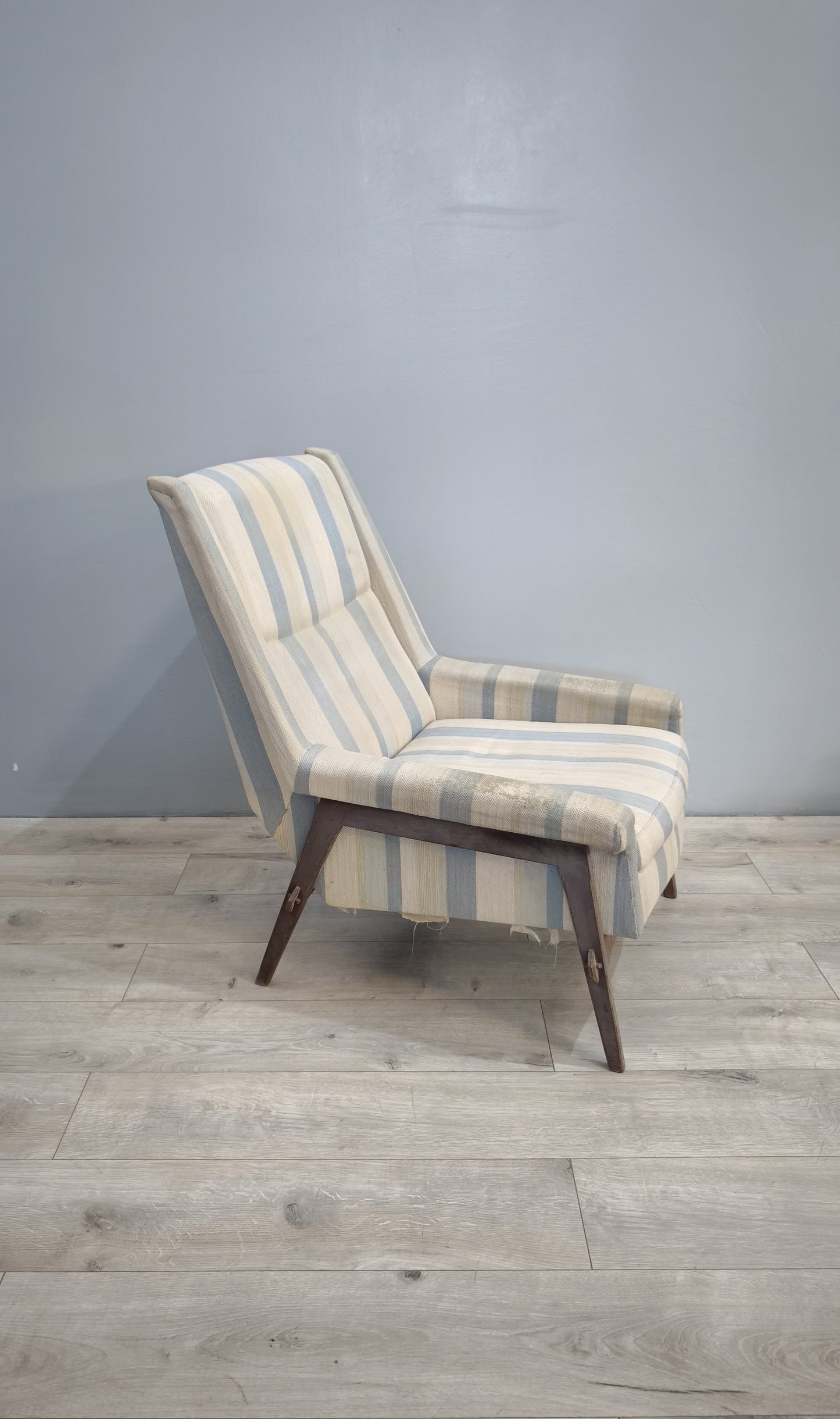 82478 Poltrona originale anni '60 con struttura in teak e tessuto a righe