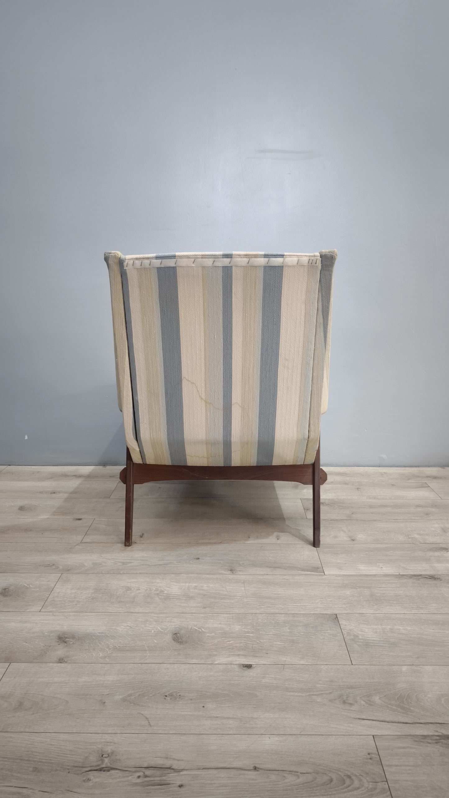 82478 Poltrona originale anni '60 con struttura in teak e tessuto a righe