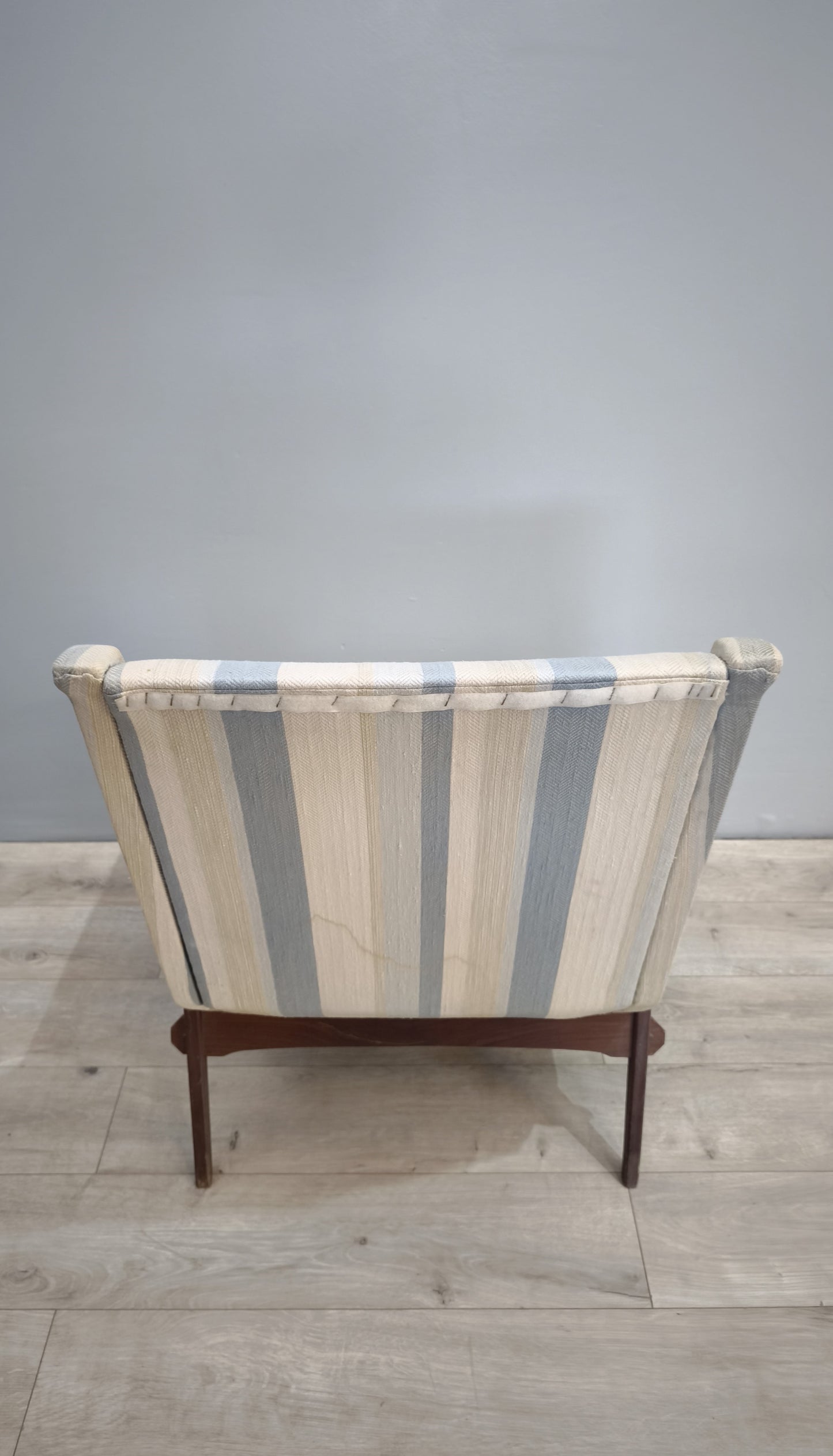 82478 Poltrona originale anni '60 con struttura in teak e tessuto a righe