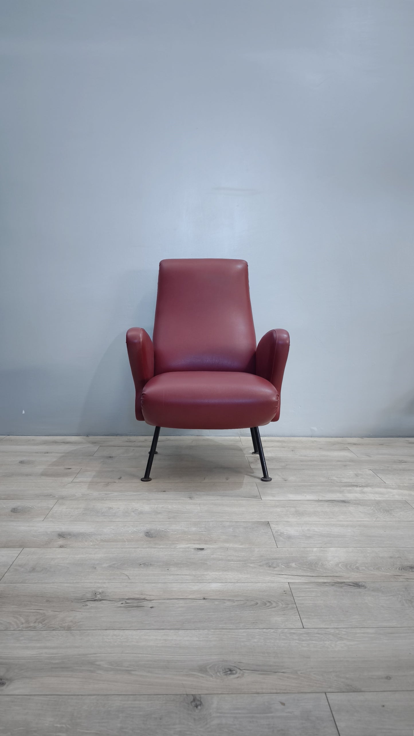 82471 Poltroncina vintage bordeaux in sky