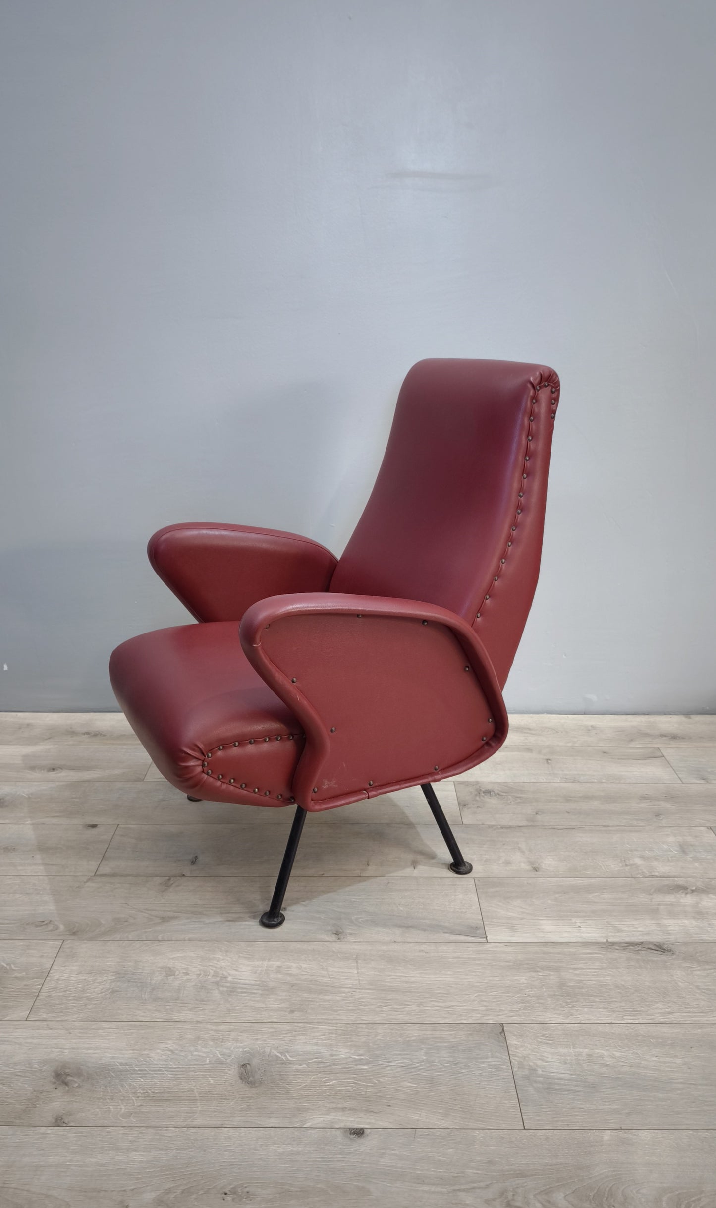 82471 Poltroncina vintage bordeaux in sky