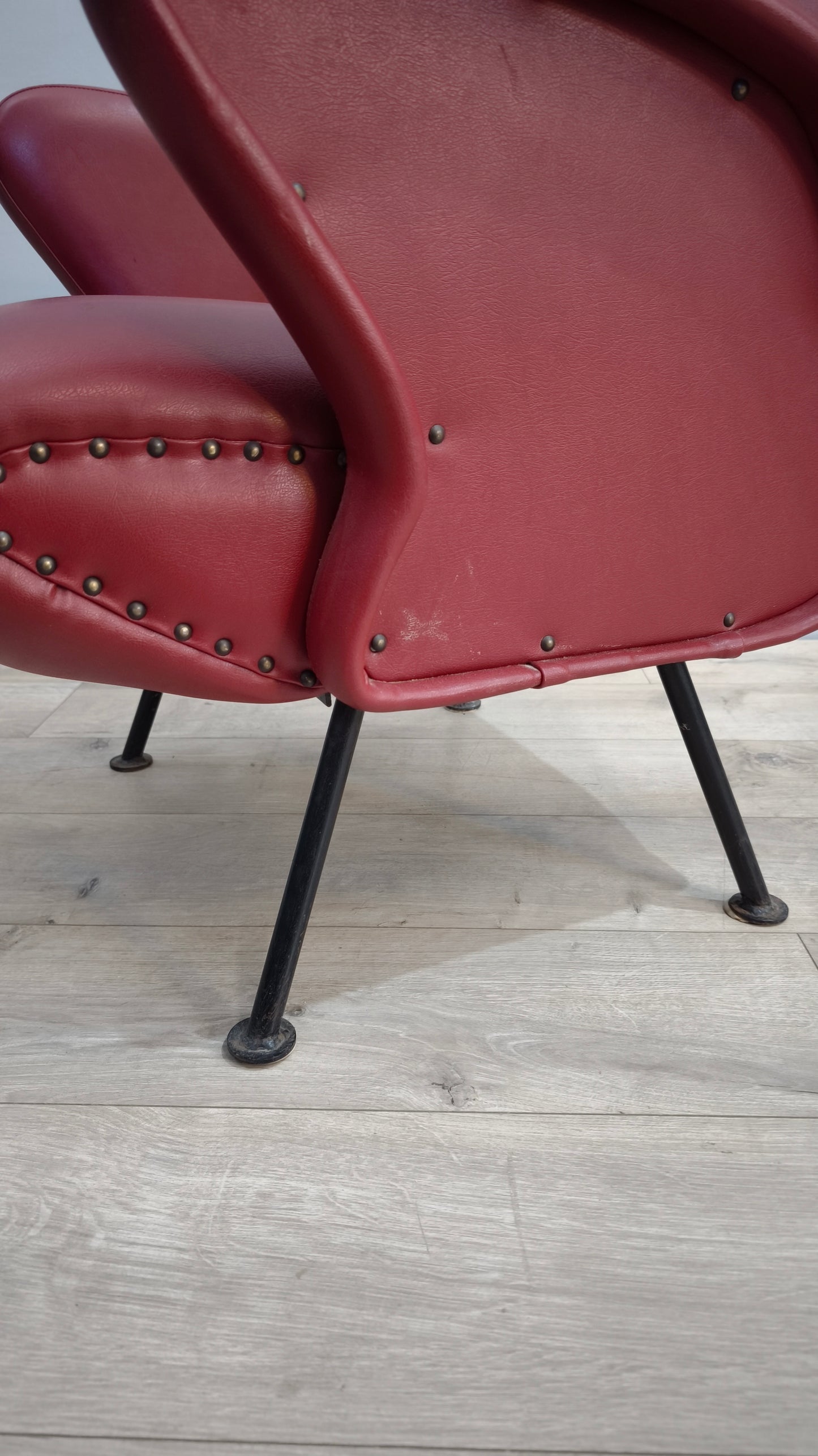 82471 Poltroncina vintage bordeaux in sky