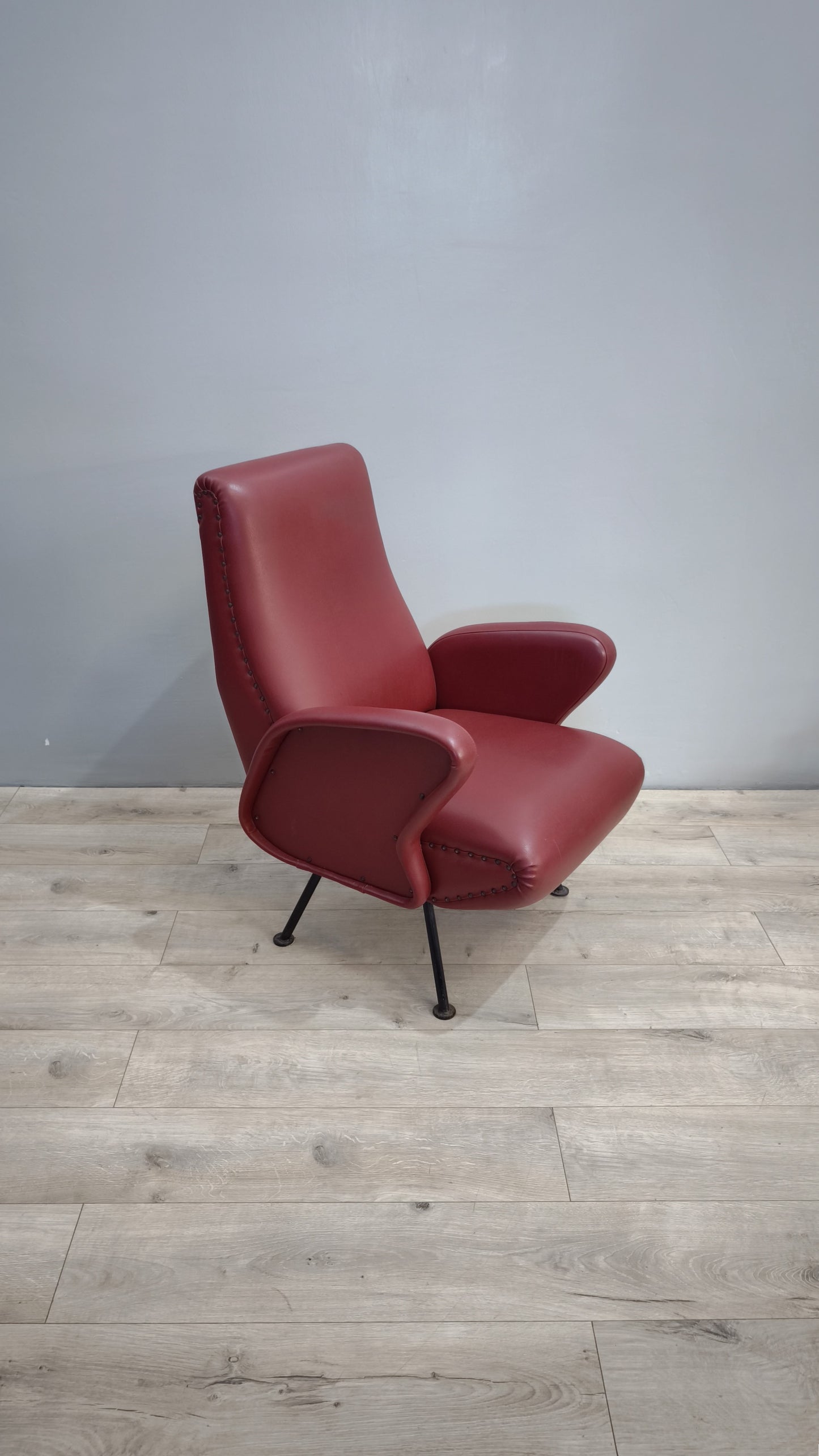 82471 Poltroncina vintage bordeaux in sky