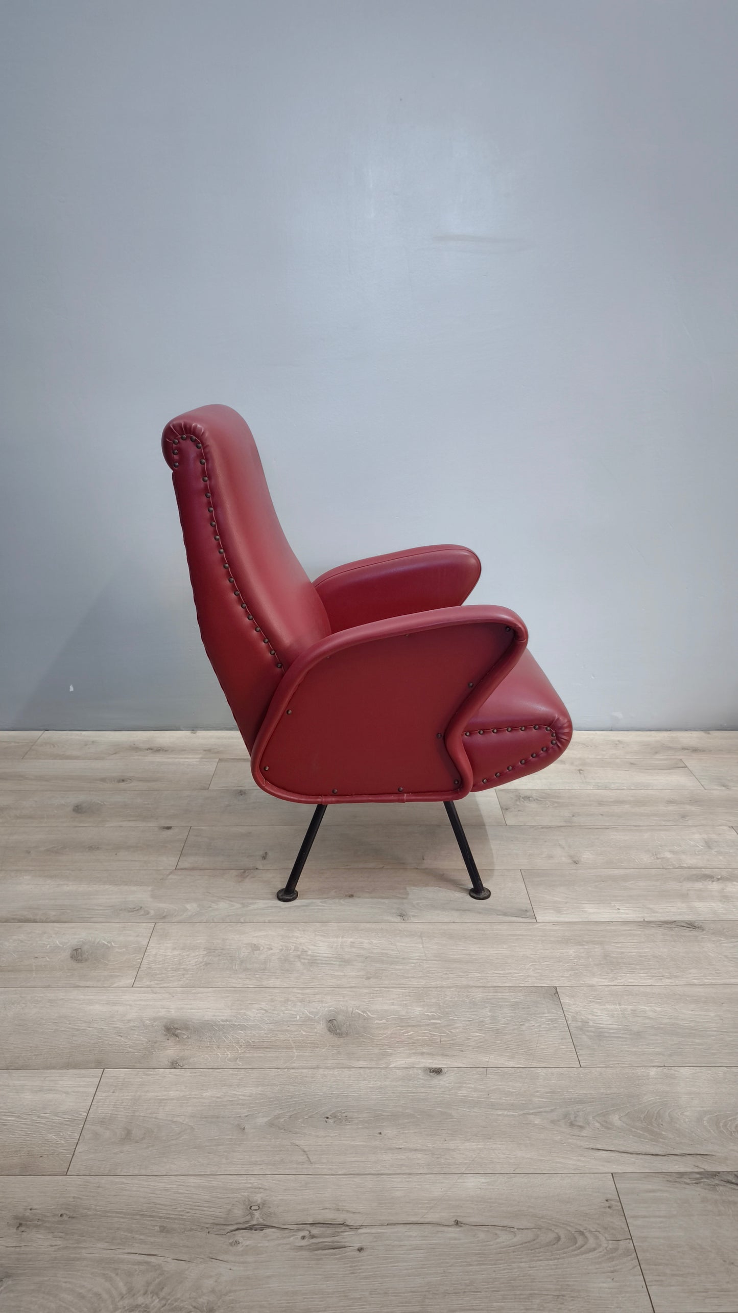 82471 Poltroncina vintage bordeaux in sky