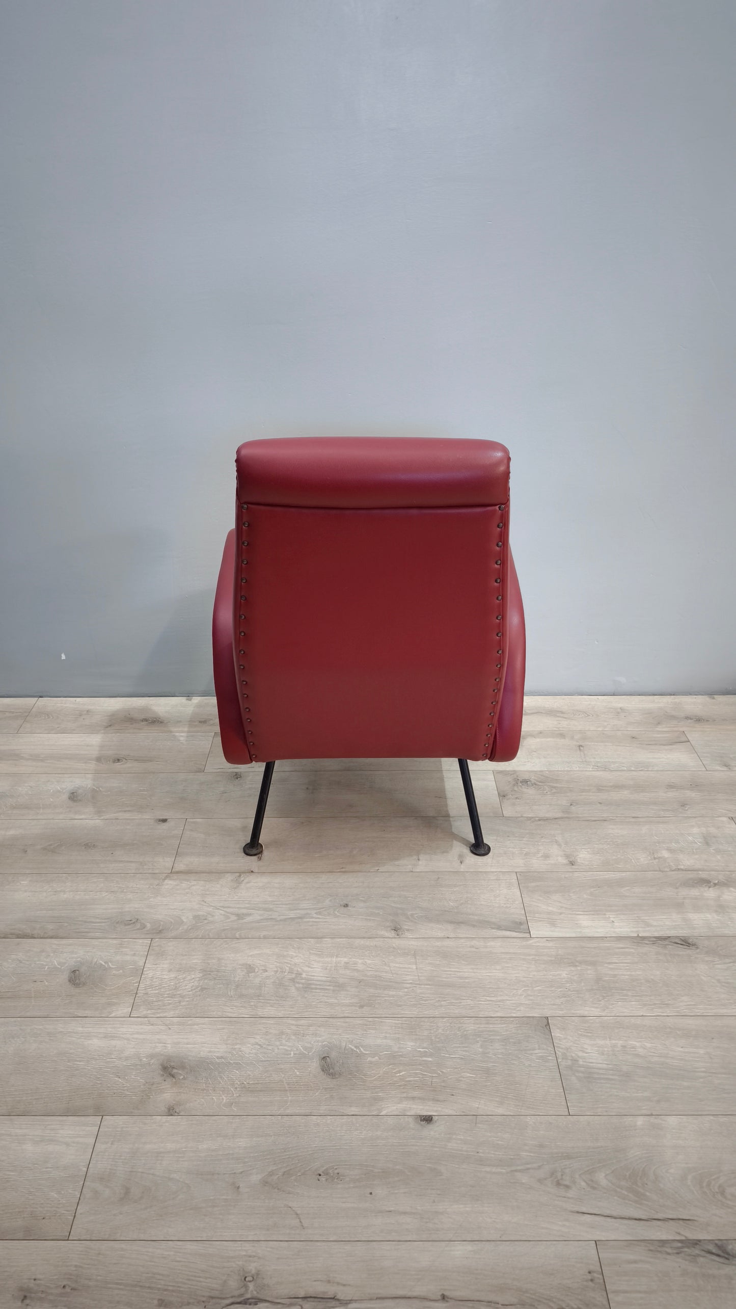 82471 Poltroncina vintage bordeaux in sky