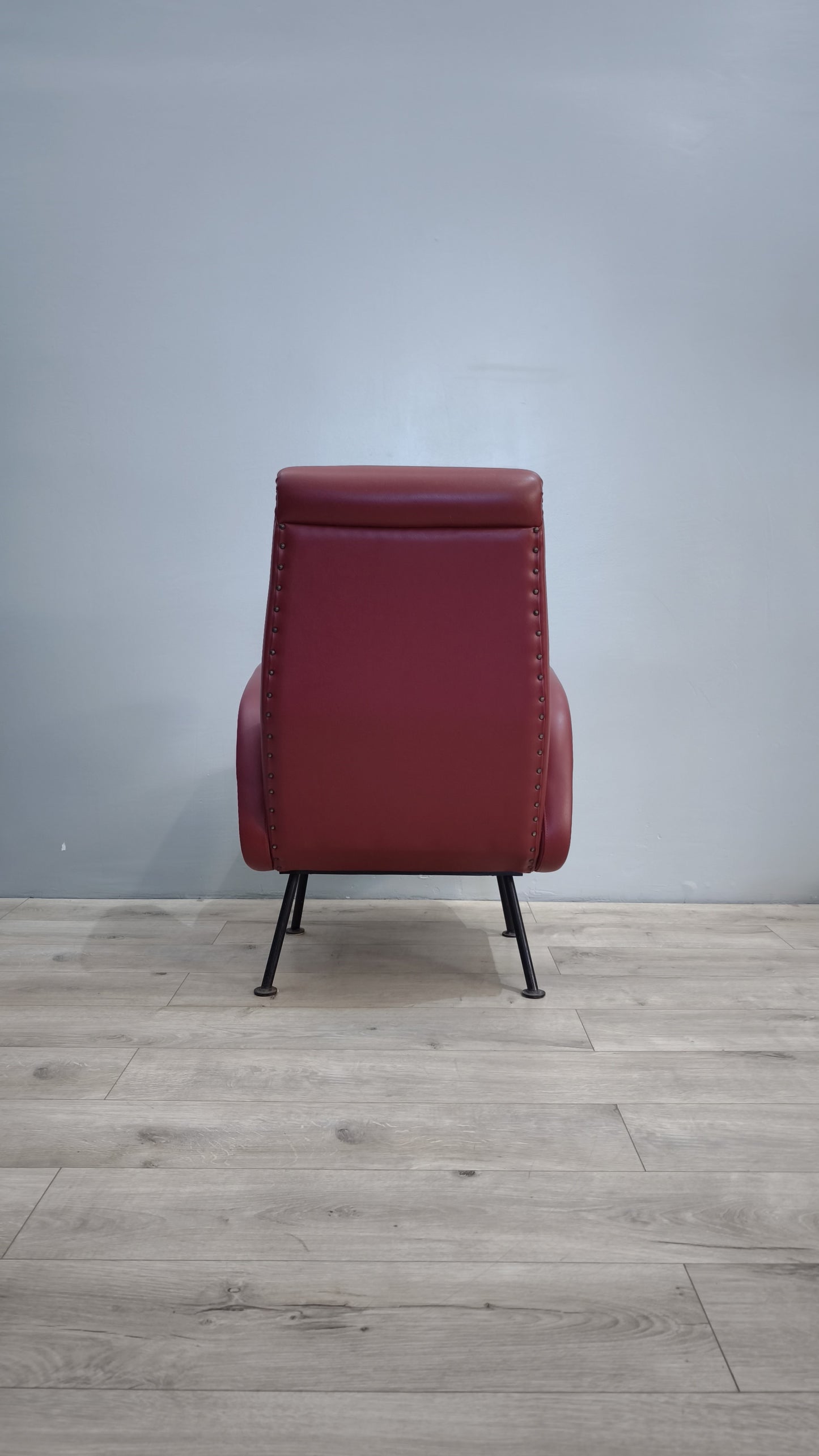 82471 Poltroncina vintage bordeaux in sky