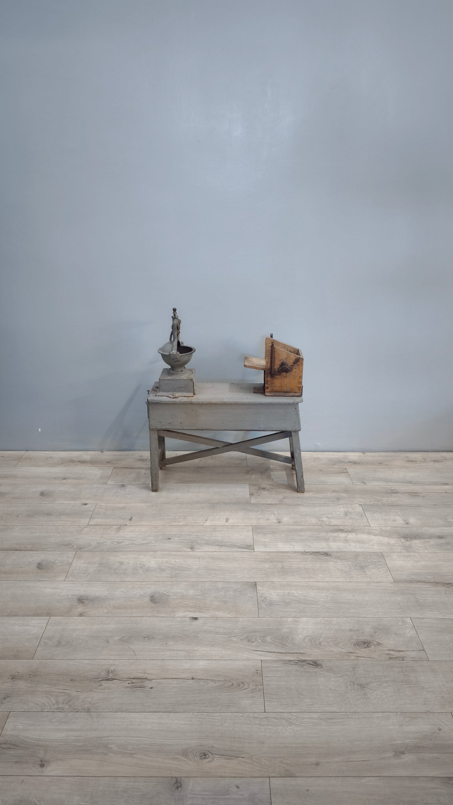 82404 Banchetto vintage in legno con macinino e grattuggia