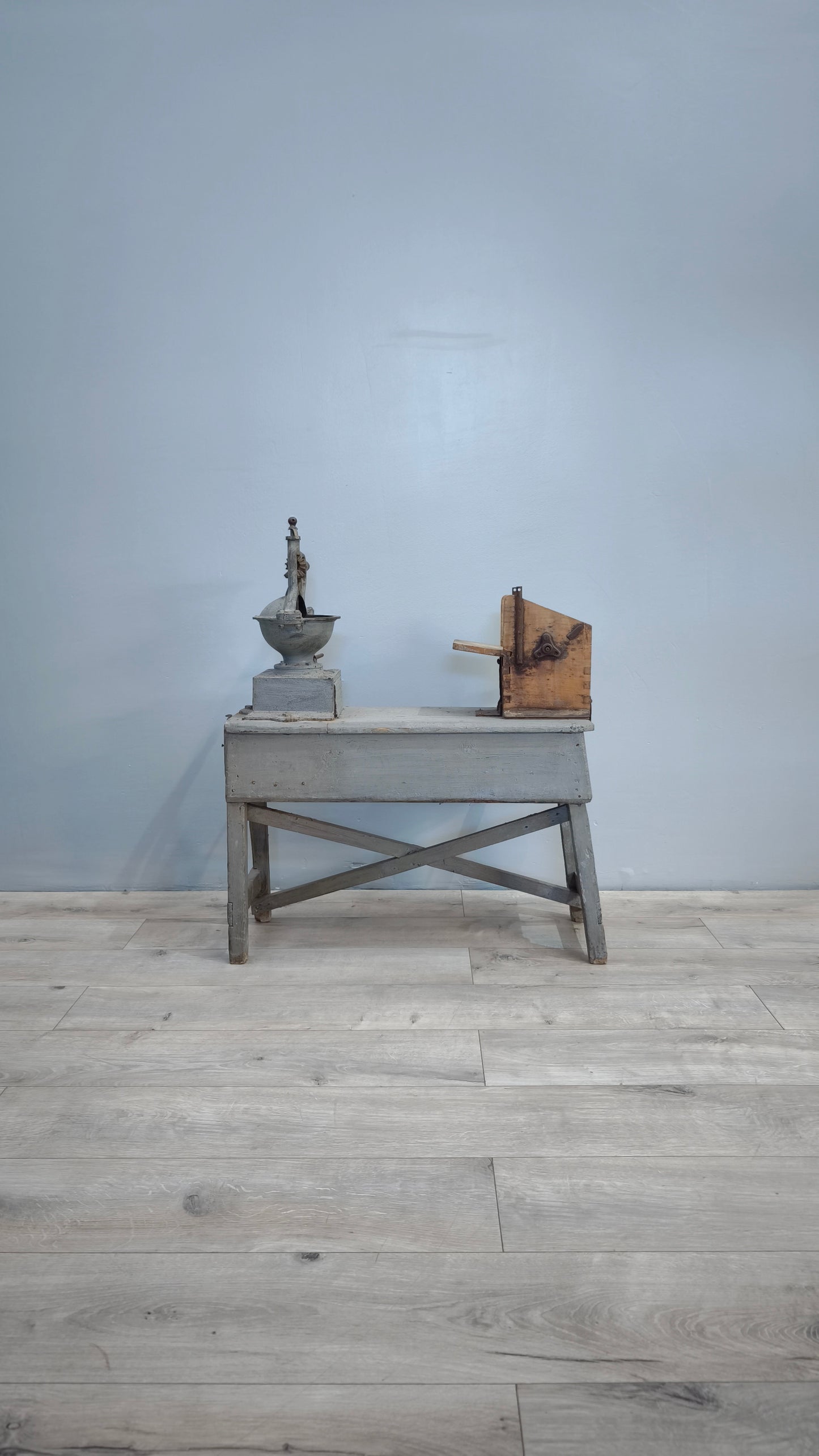 82404 Banchetto vintage in legno con macinino e grattuggia