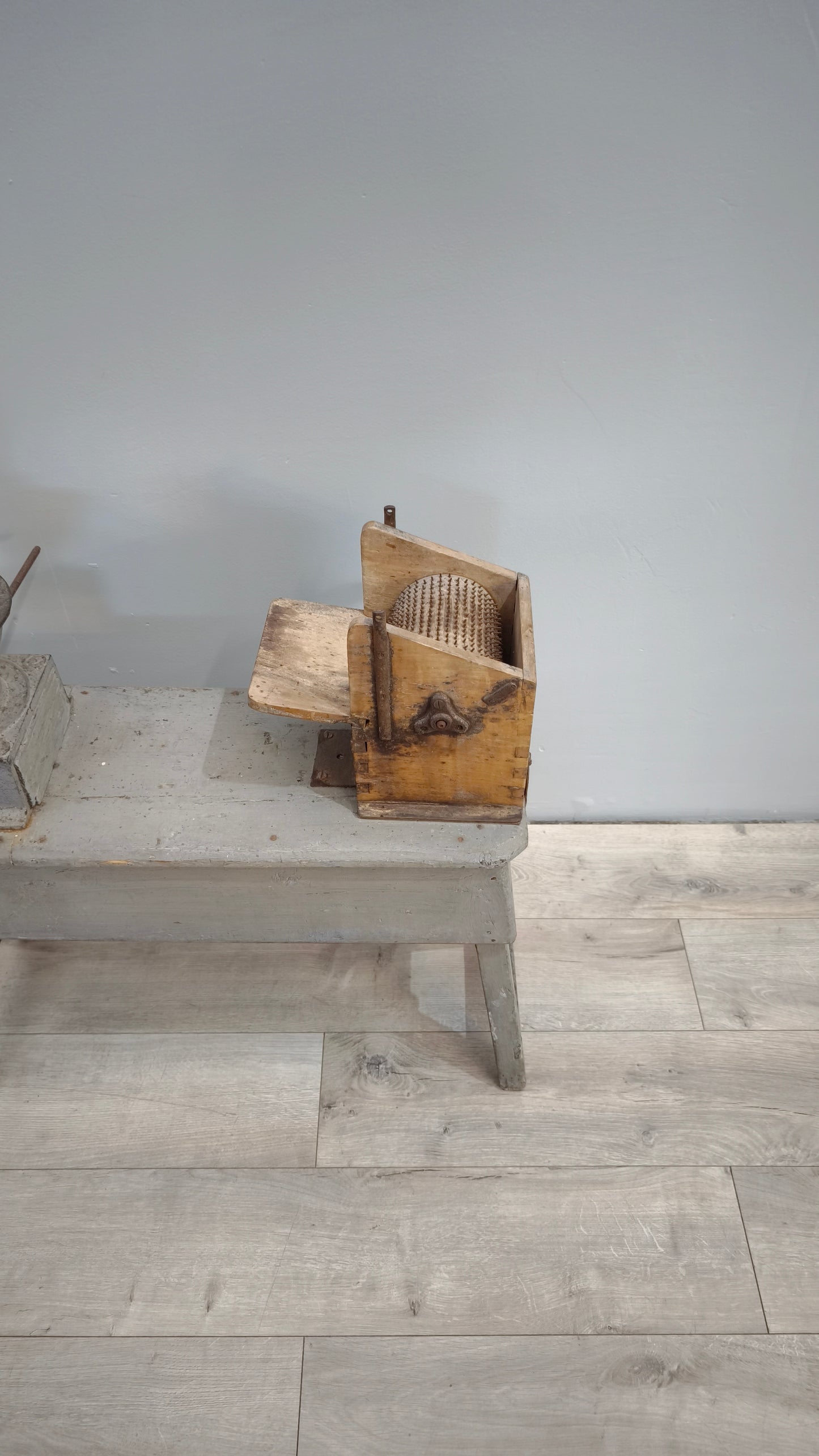 82404 Banchetto vintage in legno con macinino e grattuggia