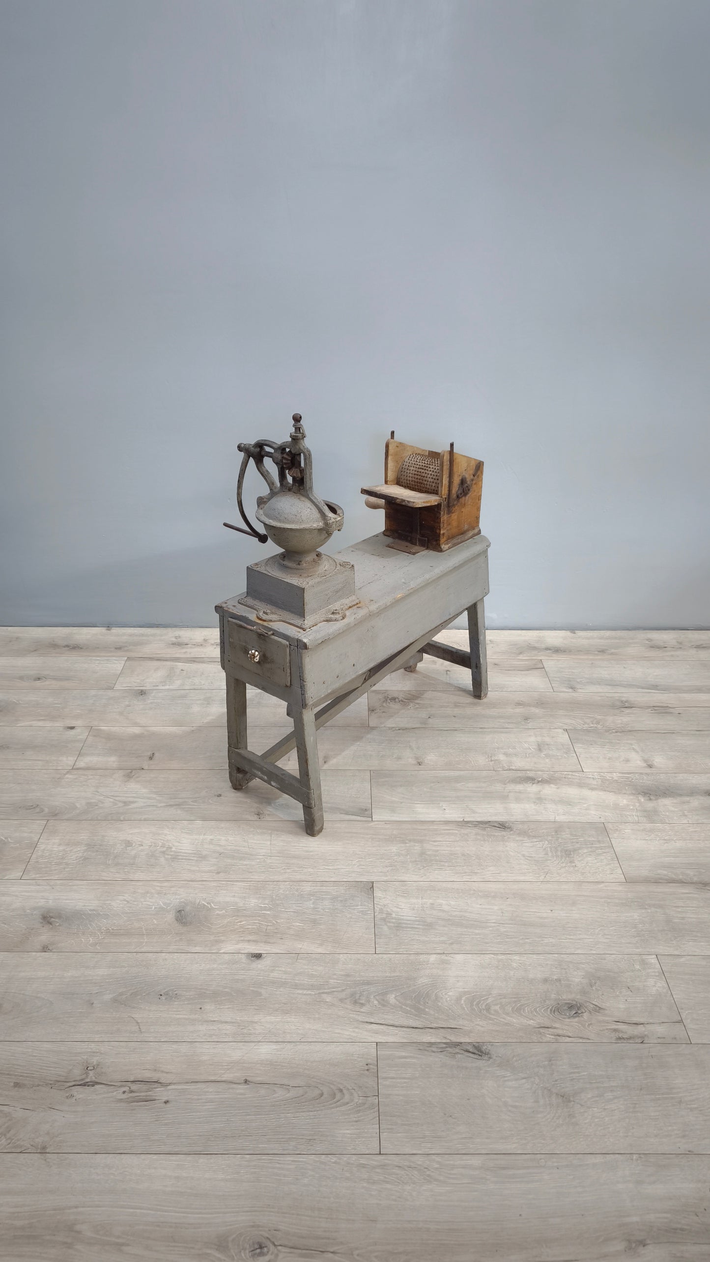 82404 Banchetto vintage in legno con macinino e grattuggia