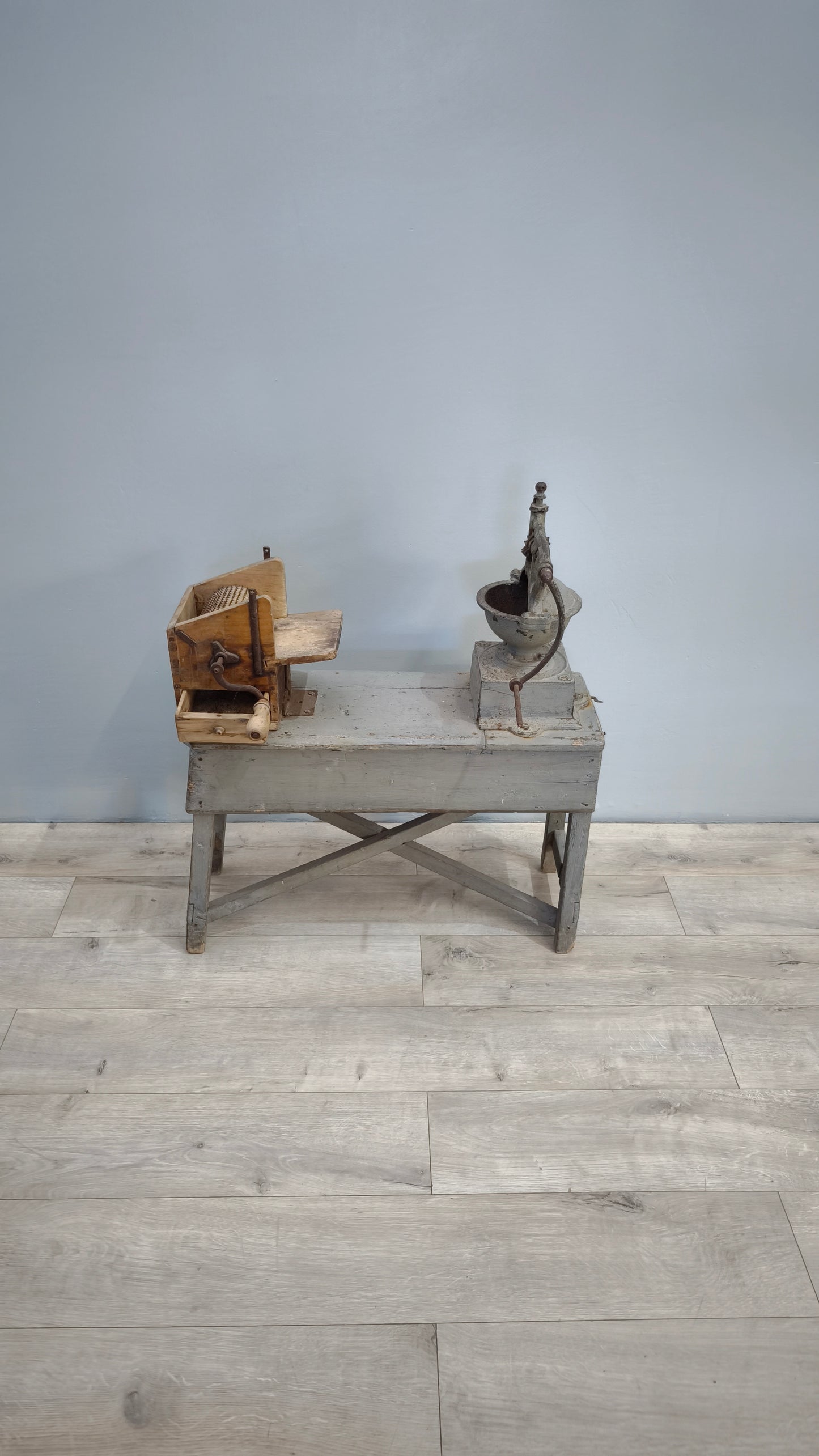 82404 Banchetto vintage in legno con macinino e grattuggia